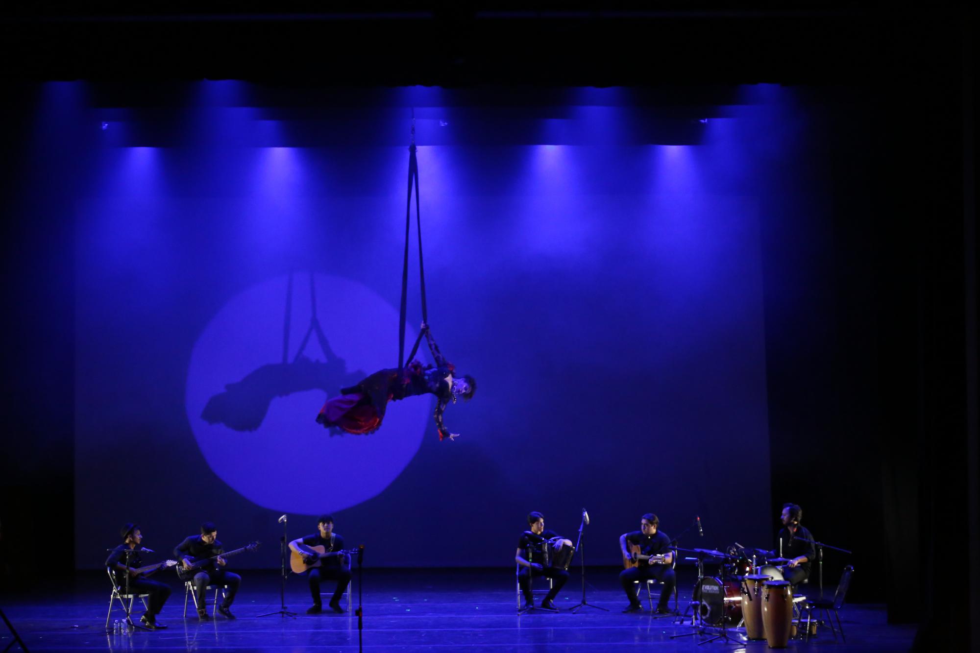 $!La cantante ‘Sissa’, acompañada por un conjunto musical, interpretó algunos temas a los dancistas en su día.