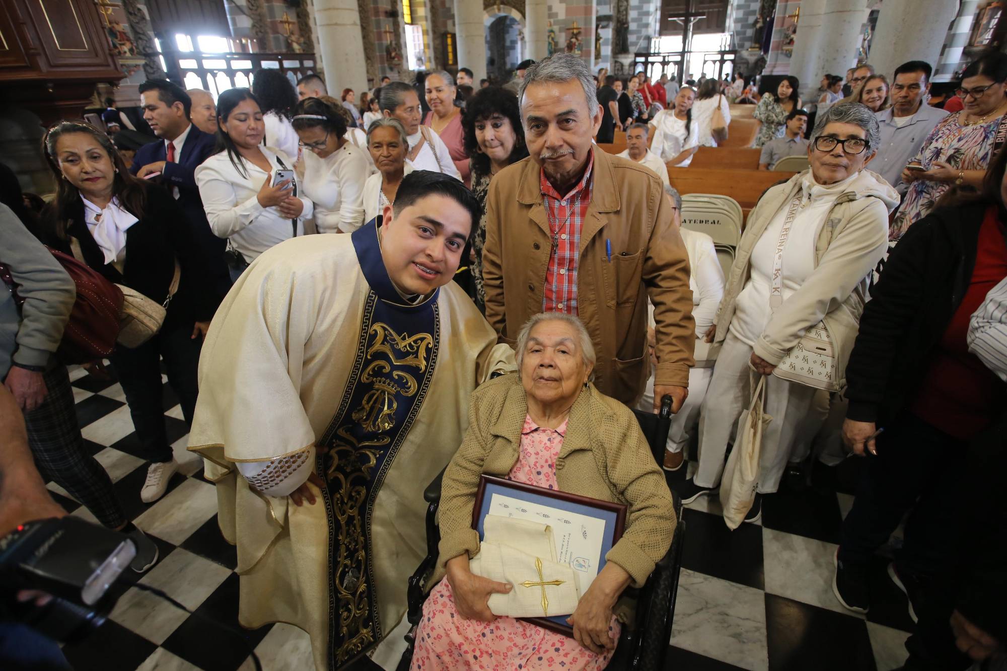 $!Juan Pablo Santos Calvario junto a su abuelita Clementina Mendoza, y su papá, Ramón Santos Mendoza.