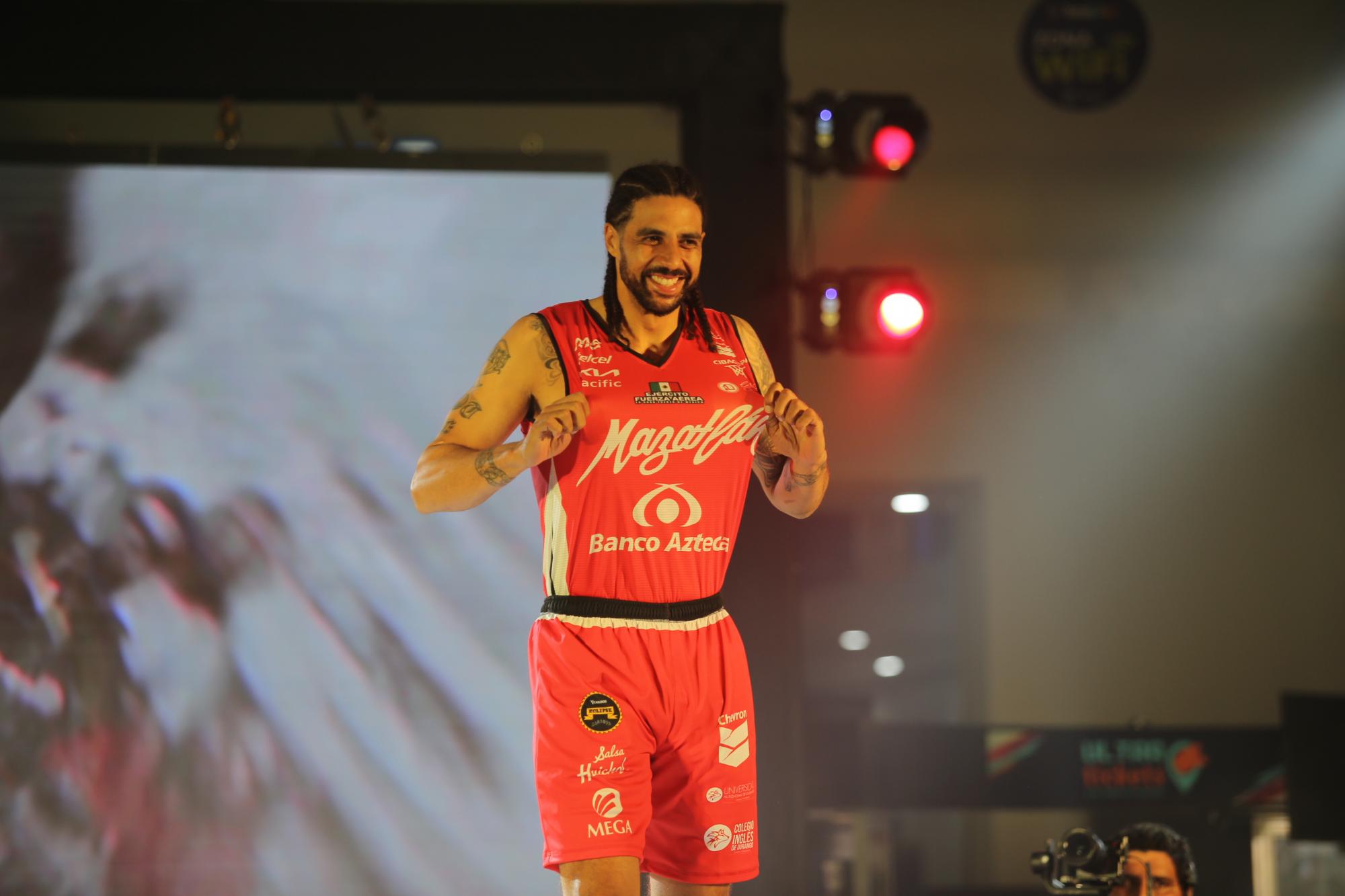 $!Xavier White vistió el rojo de visita con la leyenda de Mazatlán al frente.