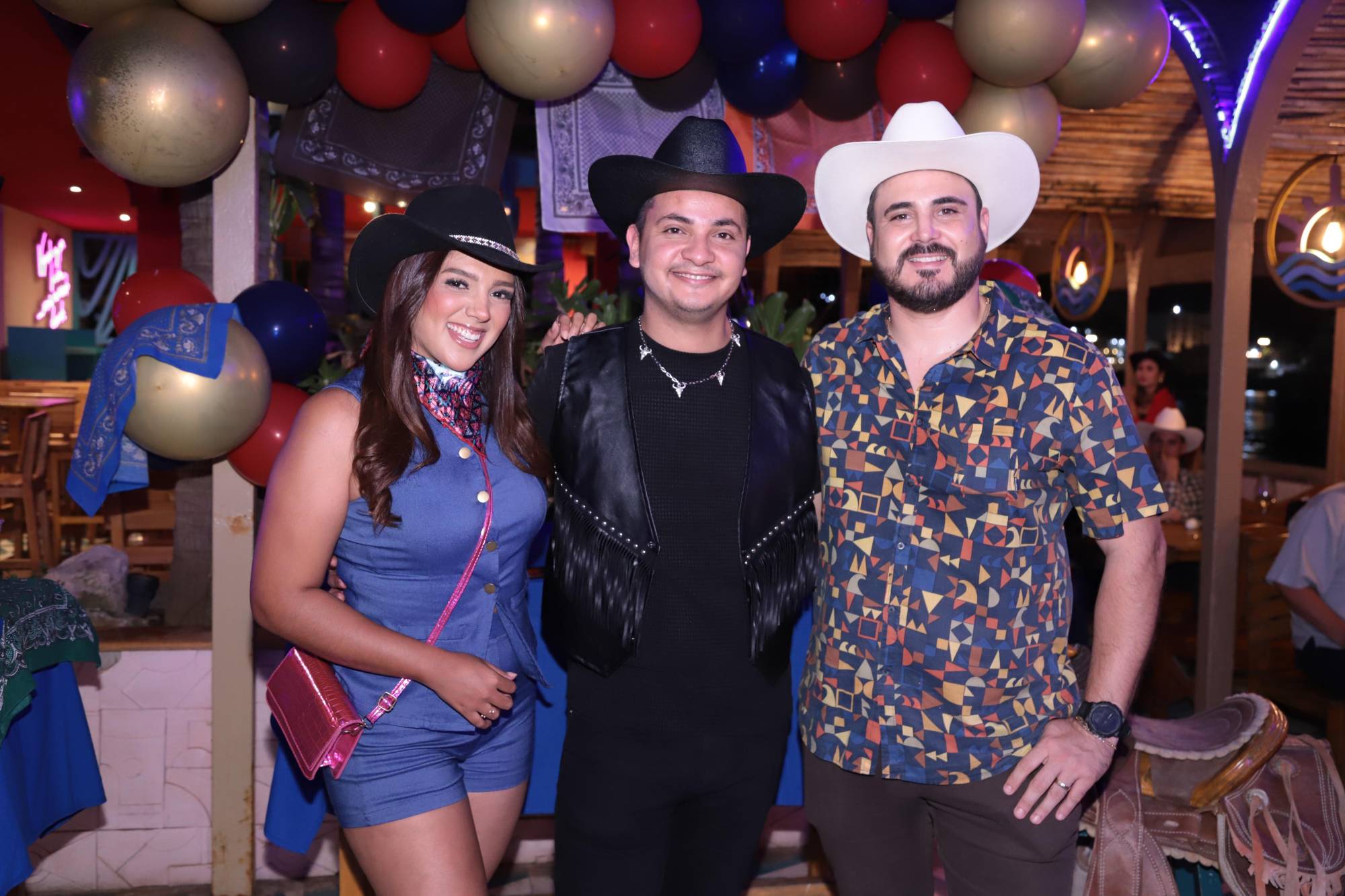 $!Fernando entre Korina Vega y Mariano Lizárraga.