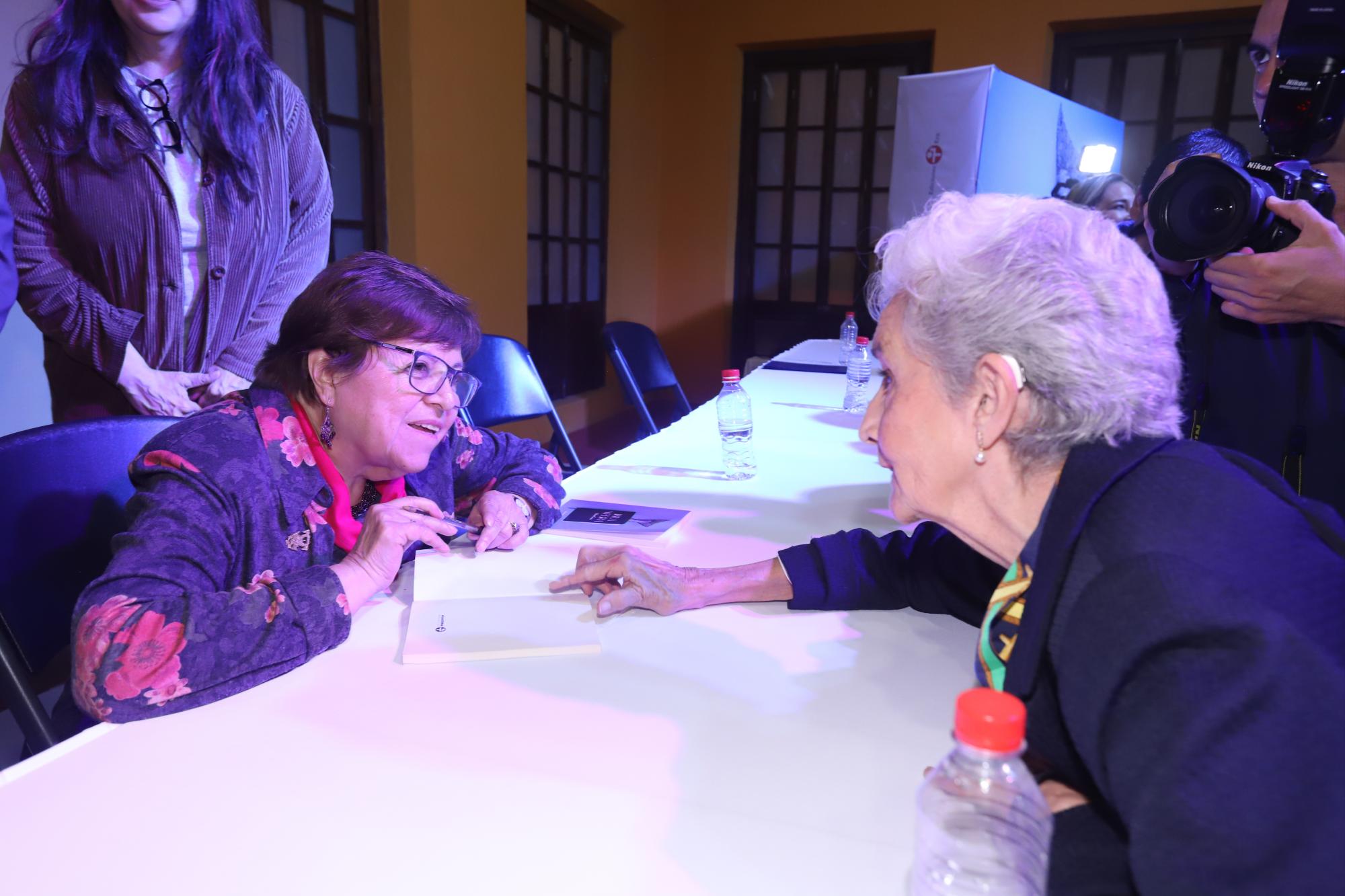 $!Toy Gutiérrez de Pruneda saluda a la escritora ganadora.