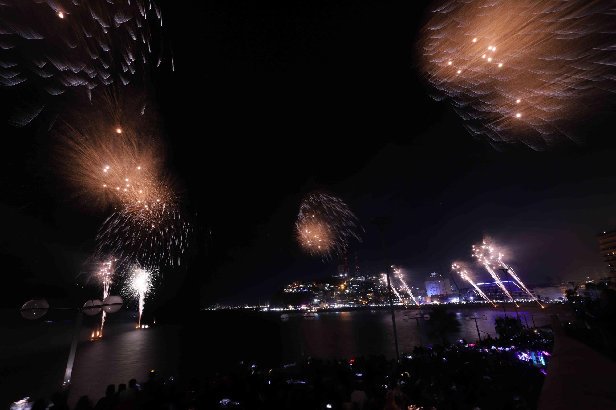 $!Disfrutan el espectacular ‘Combate Naval’