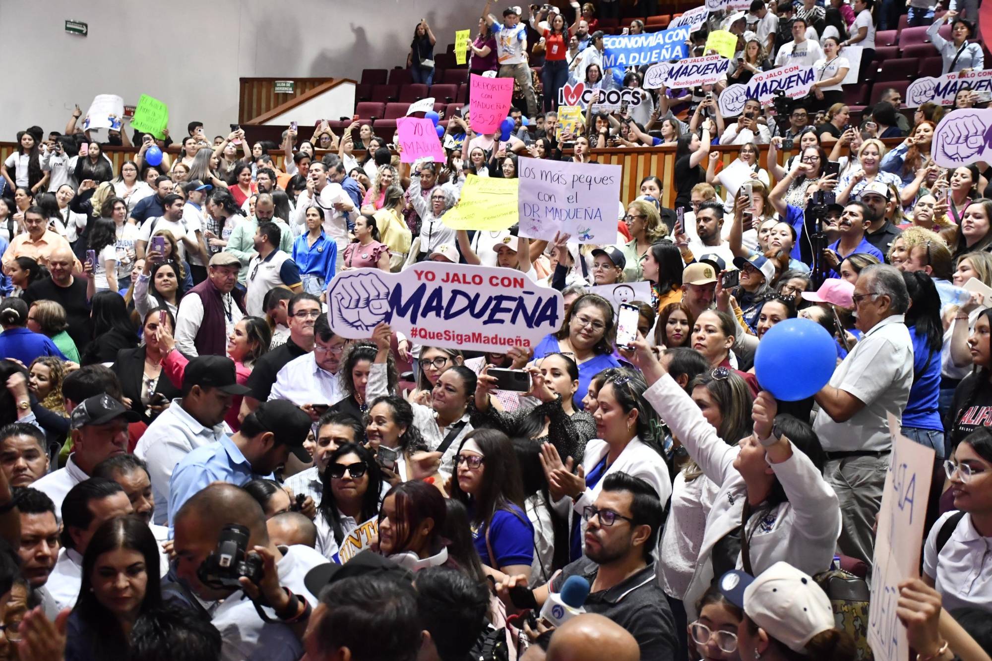 $!Última parada previo a votación en la UAS: comparecencia reventada a Denise Díaz y alfombra roja para Jesús Madueña