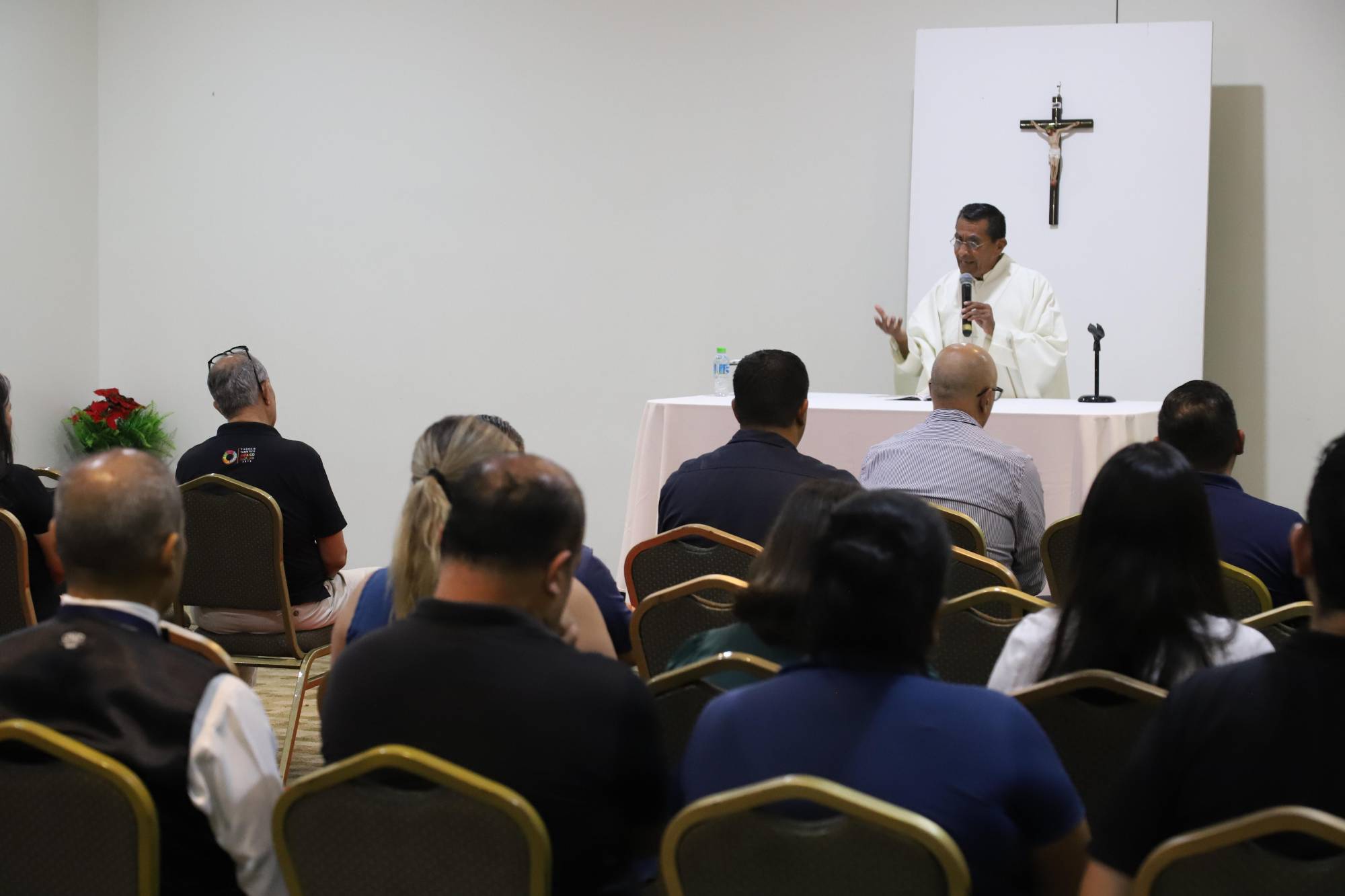 $!El Padre Rafael Tena ofició la misa de aniversario del Centro de Convenciones.