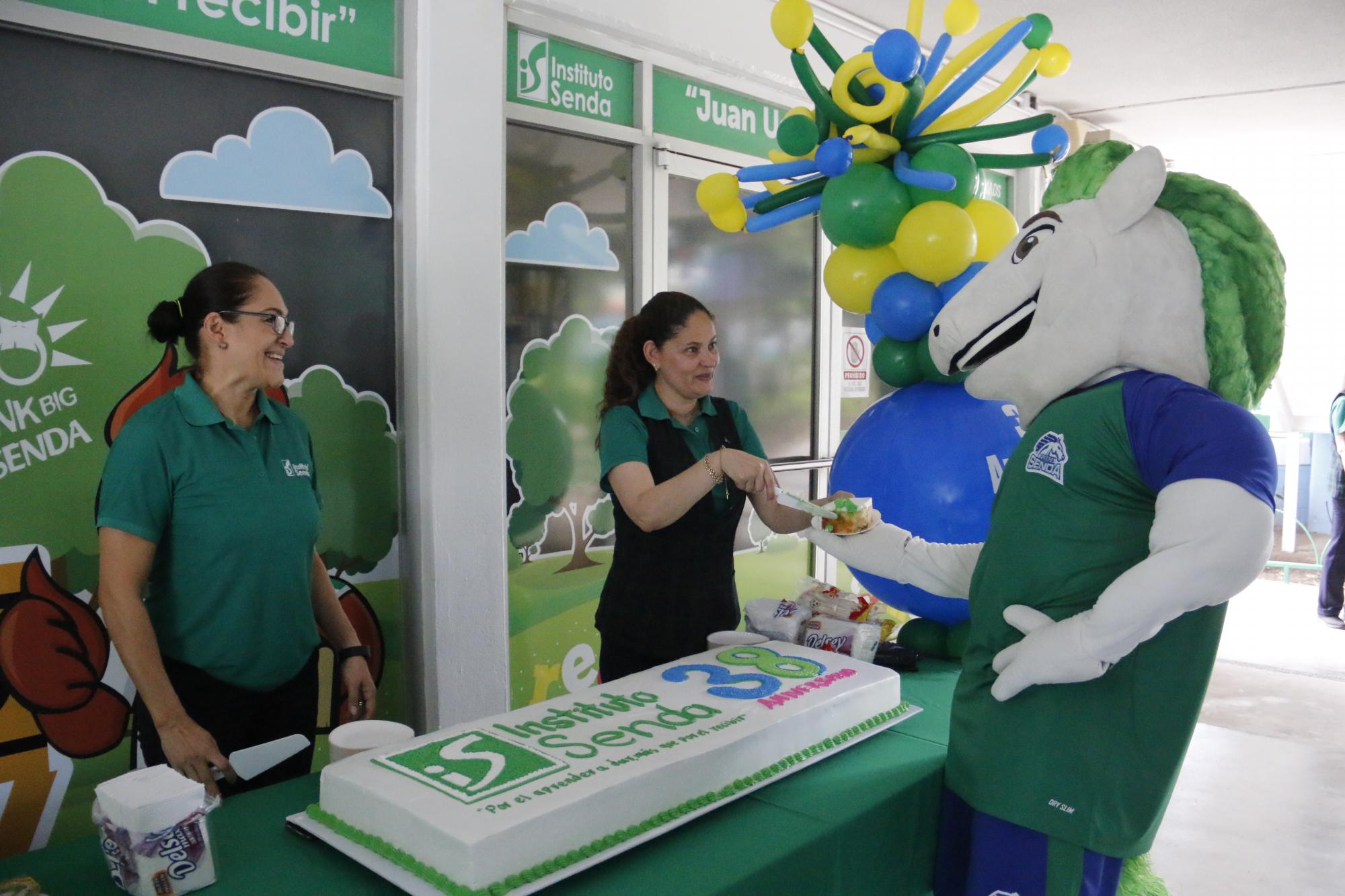 $!Maestras reparten el pastel, el primero en la fila fue ‘El Potro’.