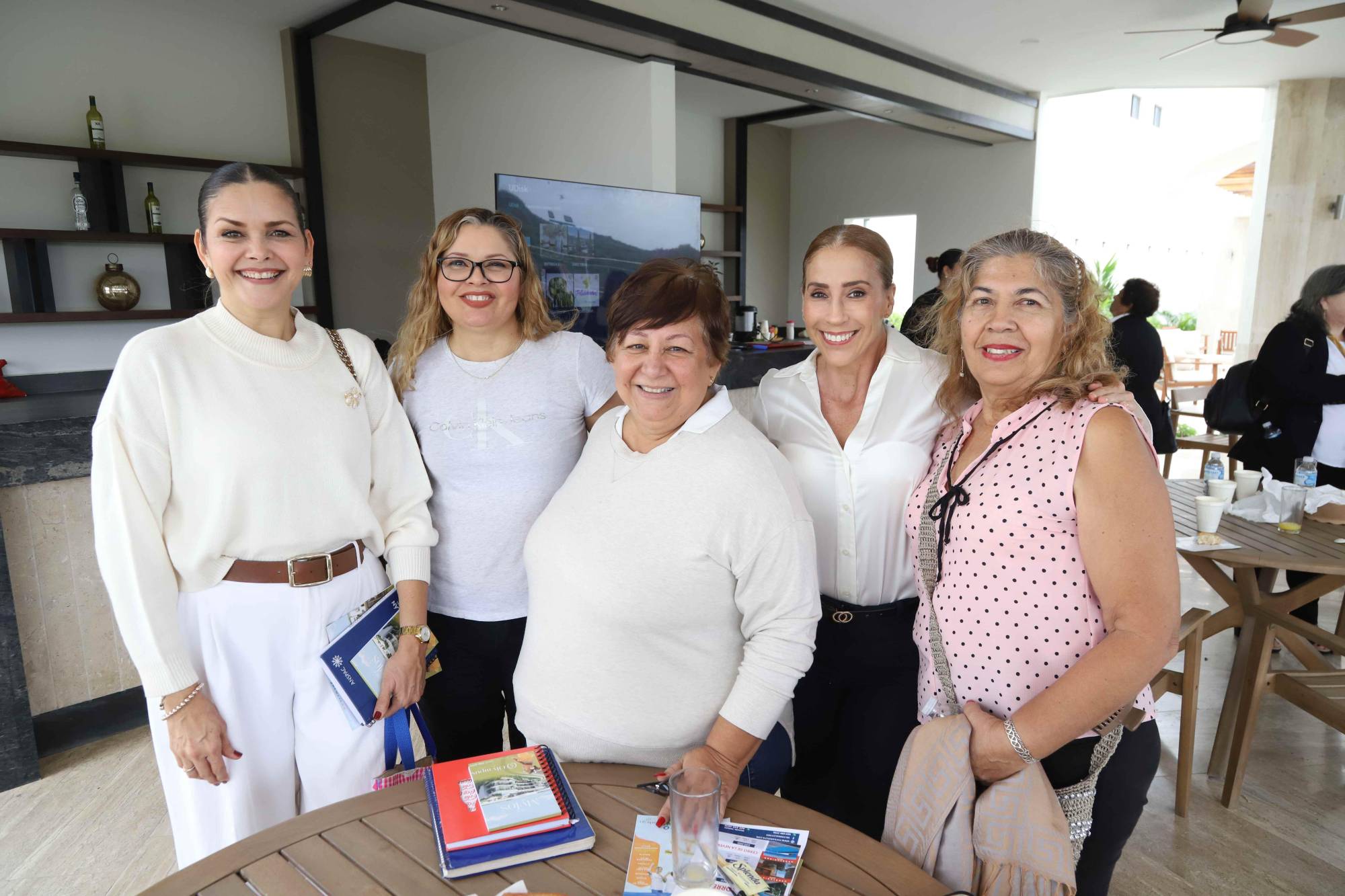 $!Imelda Morales de Chicuate, Claudia Patrón, Norma López, Mónica Salazar y Martha Barrón.