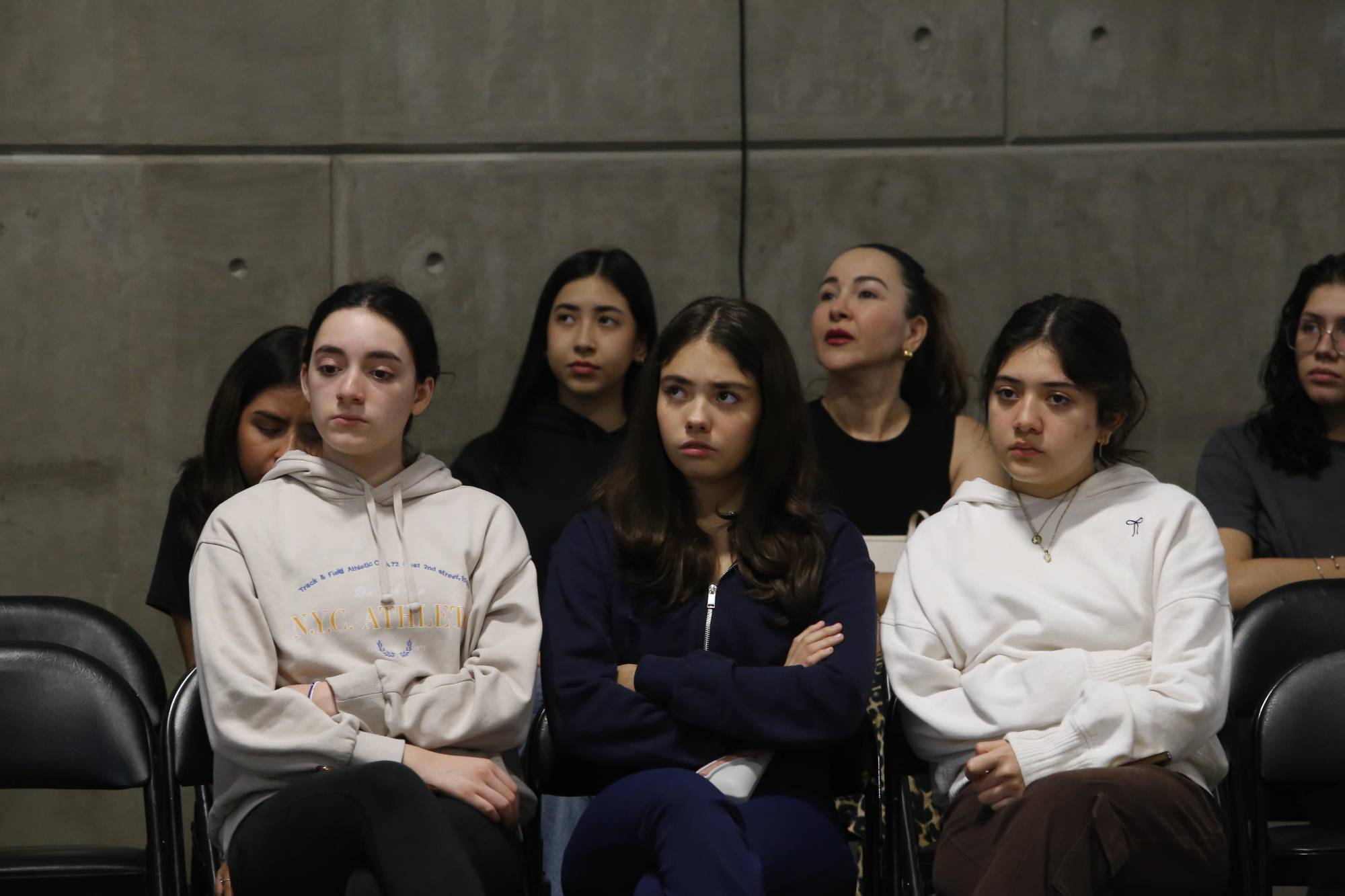 $!Las alumnas de preparatoria escucharon con atención a la conferencista.