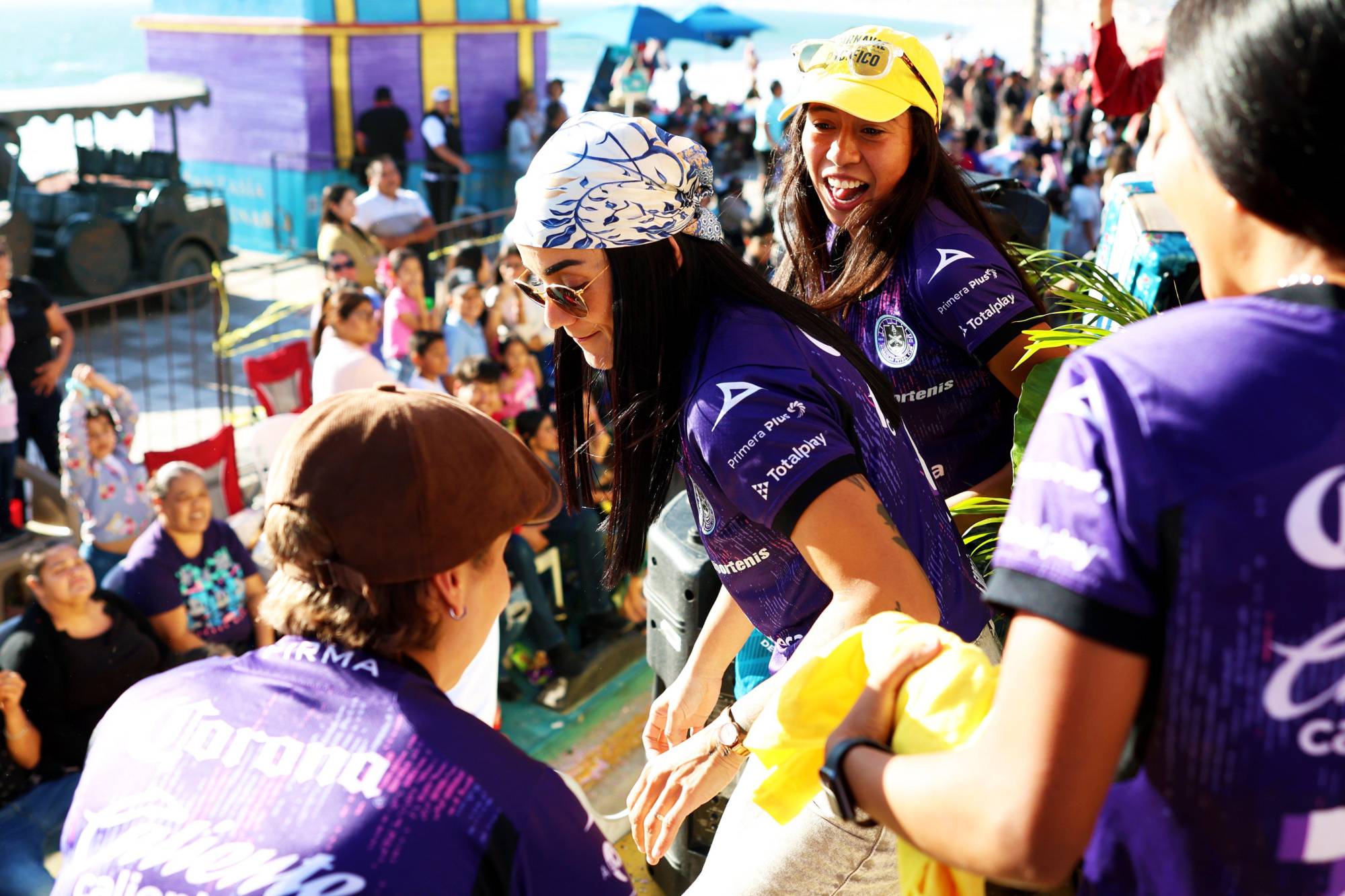 $!Cañoneras participan en el segundo desfile del Carnaval de Mazatlán