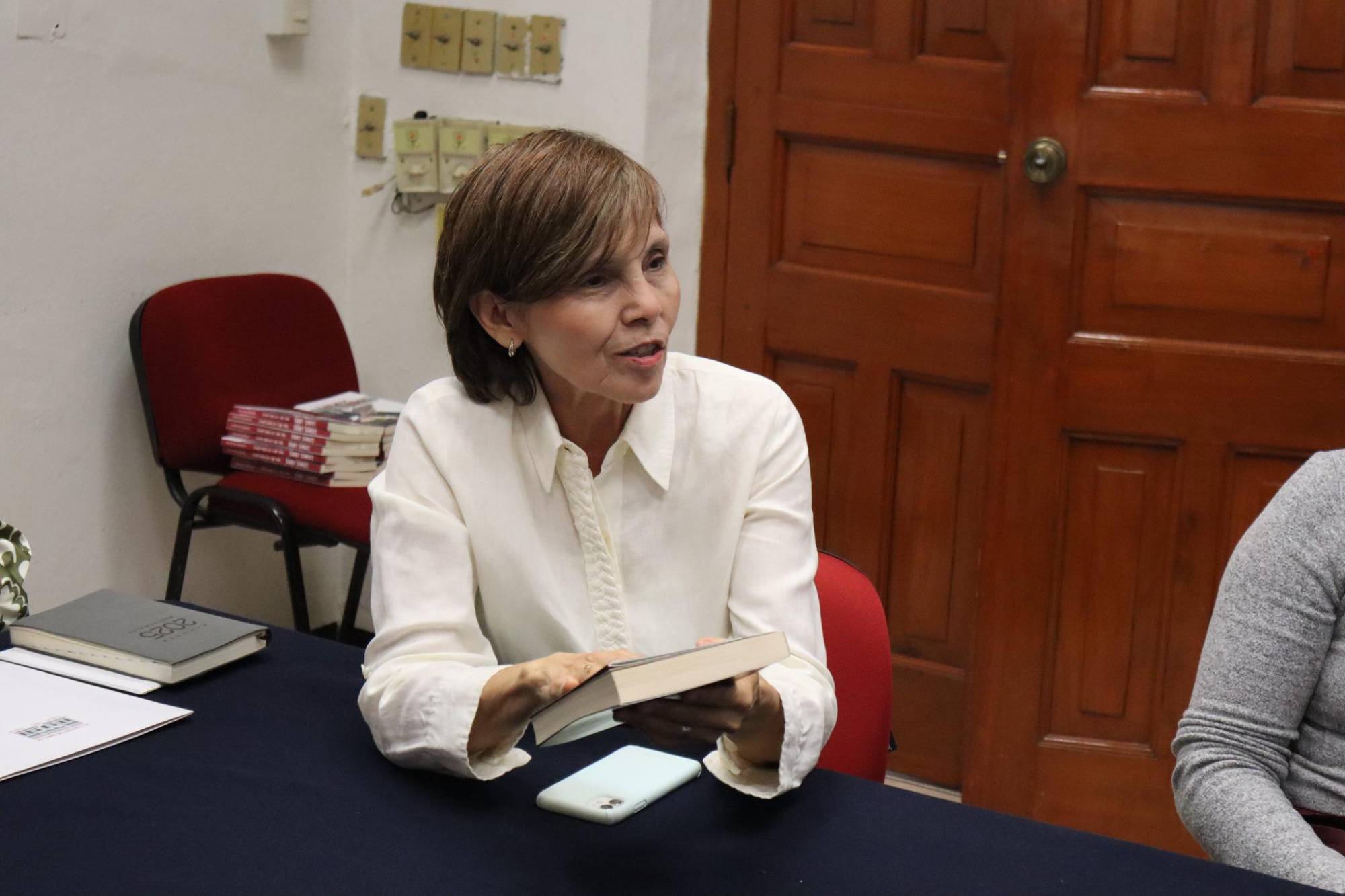 $!Los integrantes del Club de Lectura tuvieron la oportunidad de hacer preguntas al escritor.