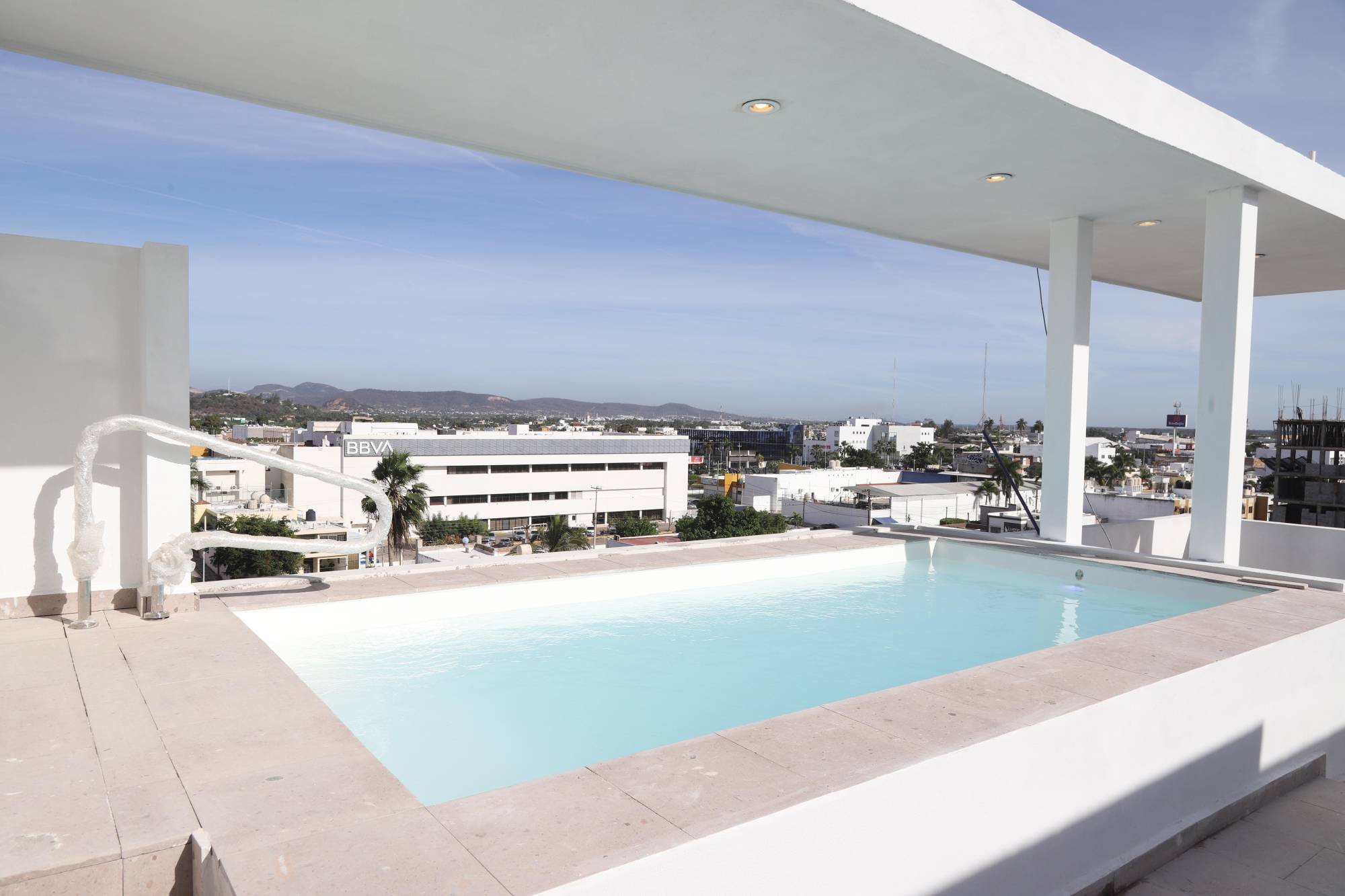 $!La alberca del roof top de Solana Bay Condos, uno de los espacios más atractivos del desarrollo, pensada para el descanso y la convivencia.