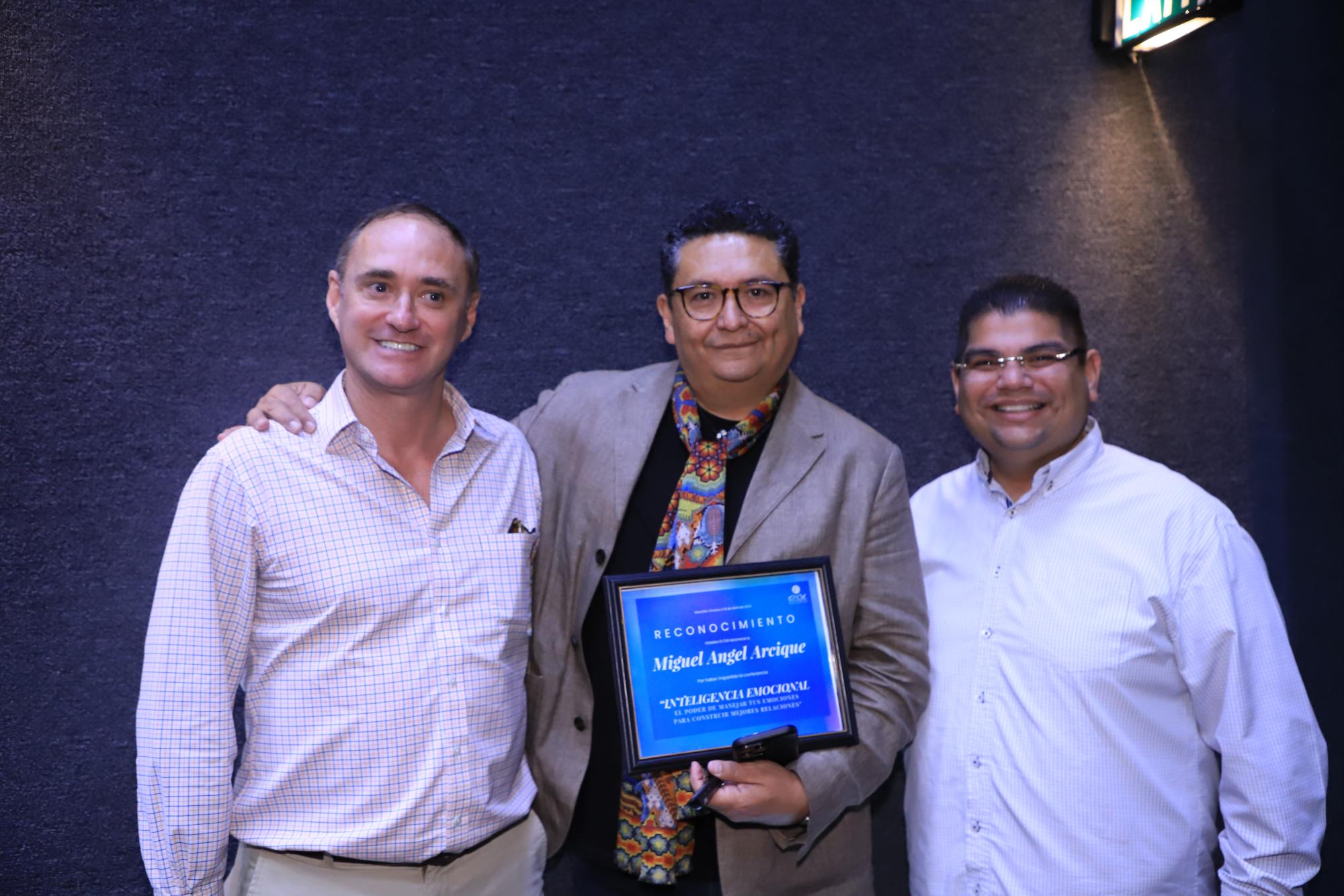 $!Miguel Ángel Arciquec entre Mark Covarrubias y Carlos Benítez.