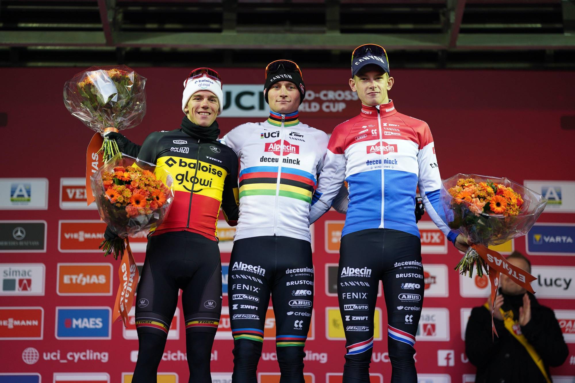 $!Mathieu Van der Poel arrasa en Gavere y se acerca al liderato de la Copa del Mundo de ciclocrós