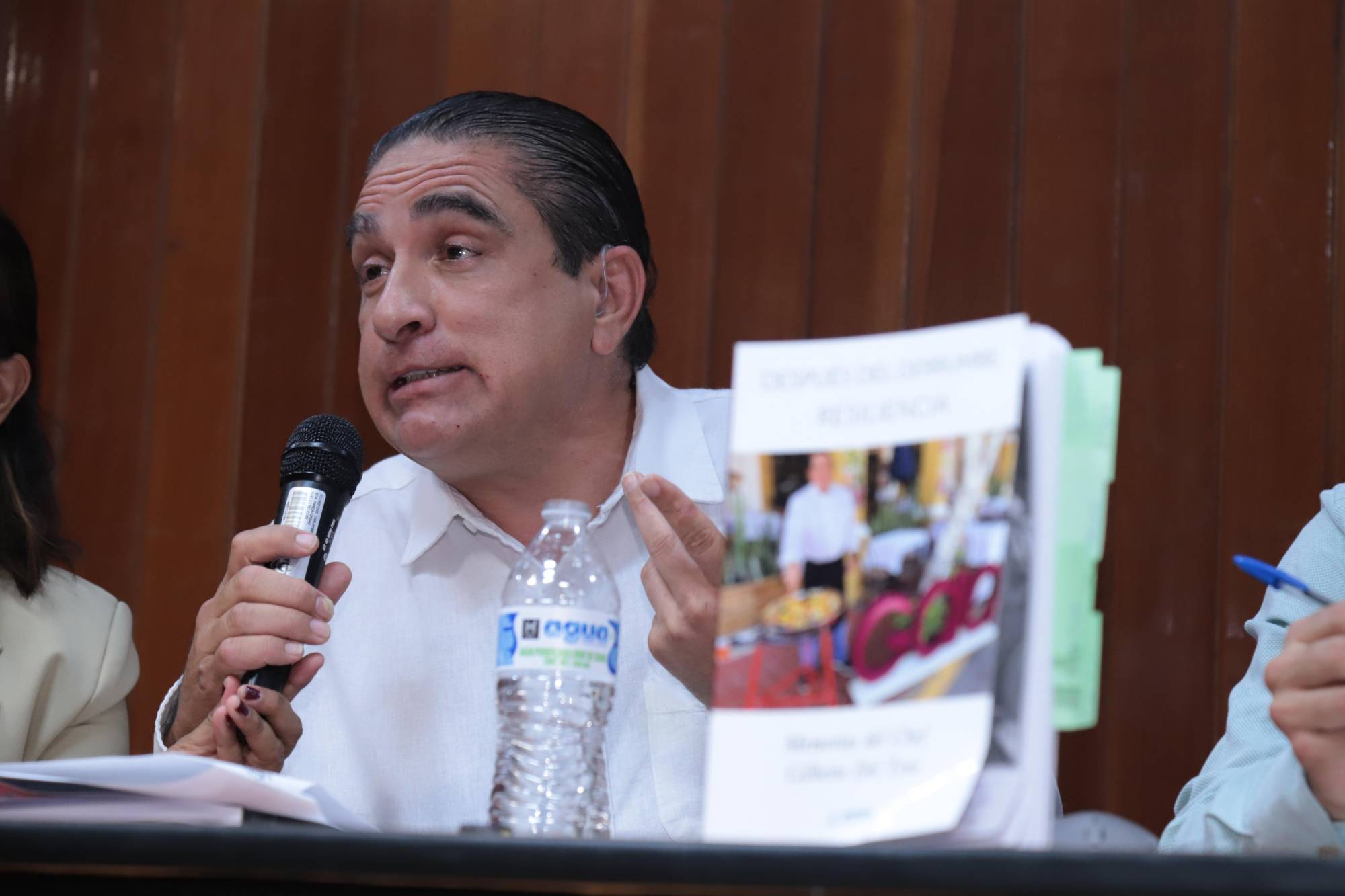 $!El chef Gilberto del Toro presentó ante estudiantes de la UAS sus libros “Después del derrumbe, resiliencia” y “Cómo administrar una cocina profesional”, en la Biblioteca Central de la UAS.