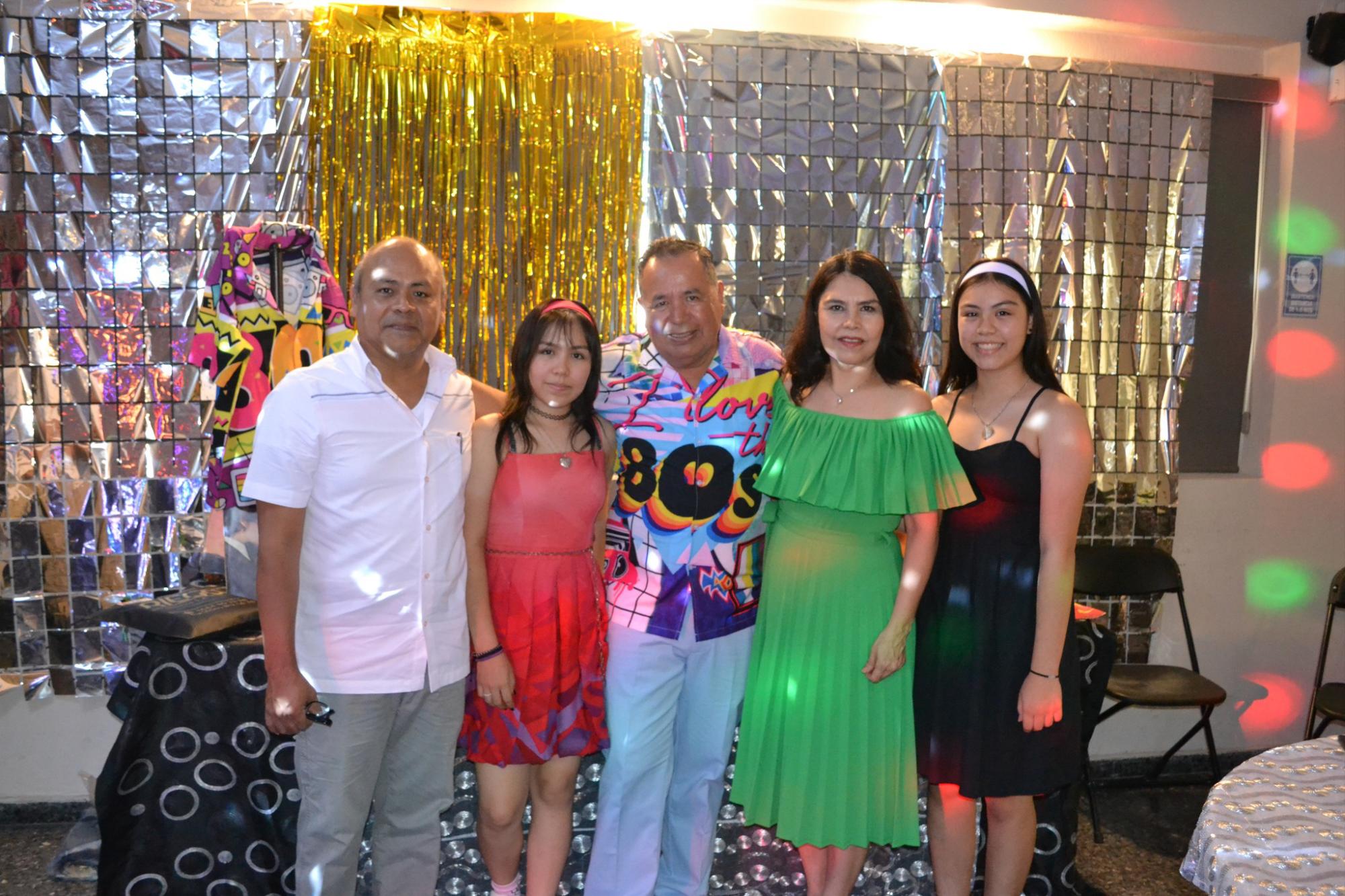 $!La familia Soto Navarro acompaña en su día a Enrique.