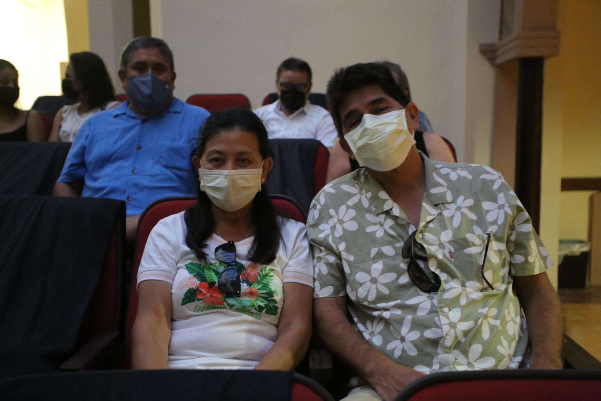 $!Mila y Julio Flores.