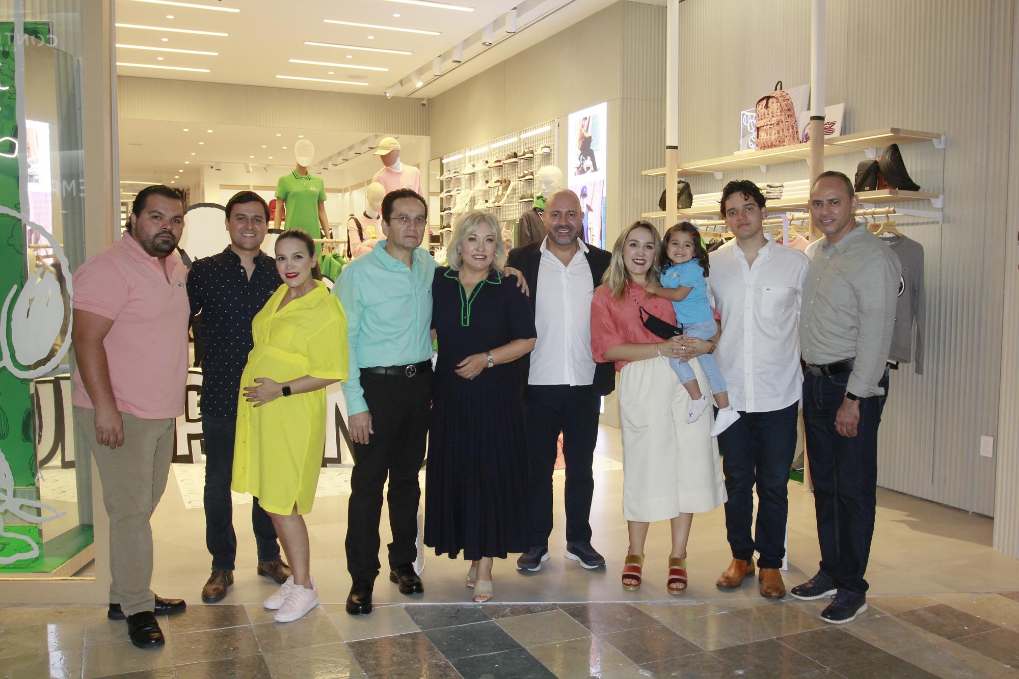 $!Toda la familia Monárrez e invitados especiales presentes en la apertura.