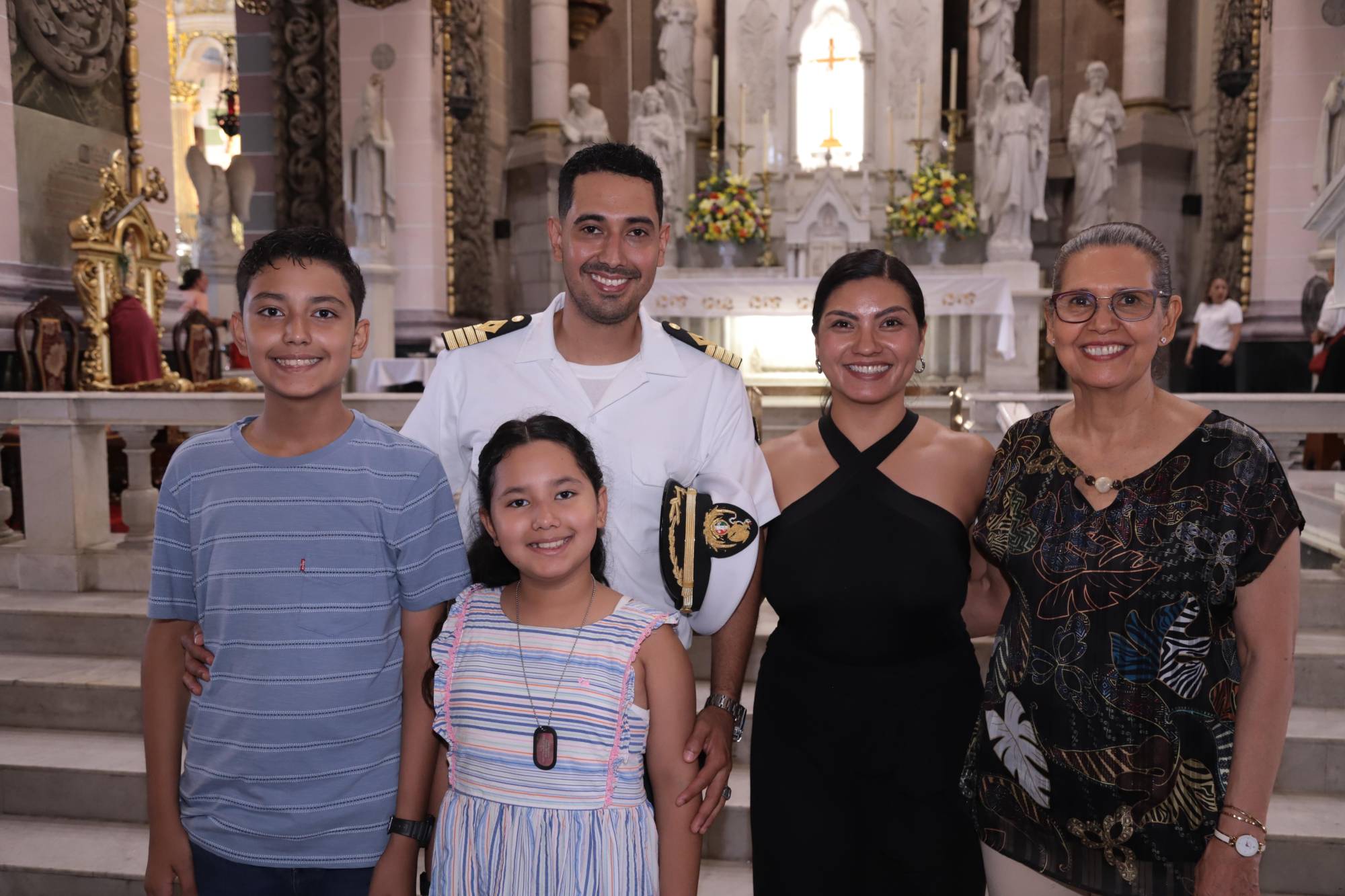 $!José, Vladimir y Gretel Flores, Maley DomÍnguez y Lourdes Saldivar.