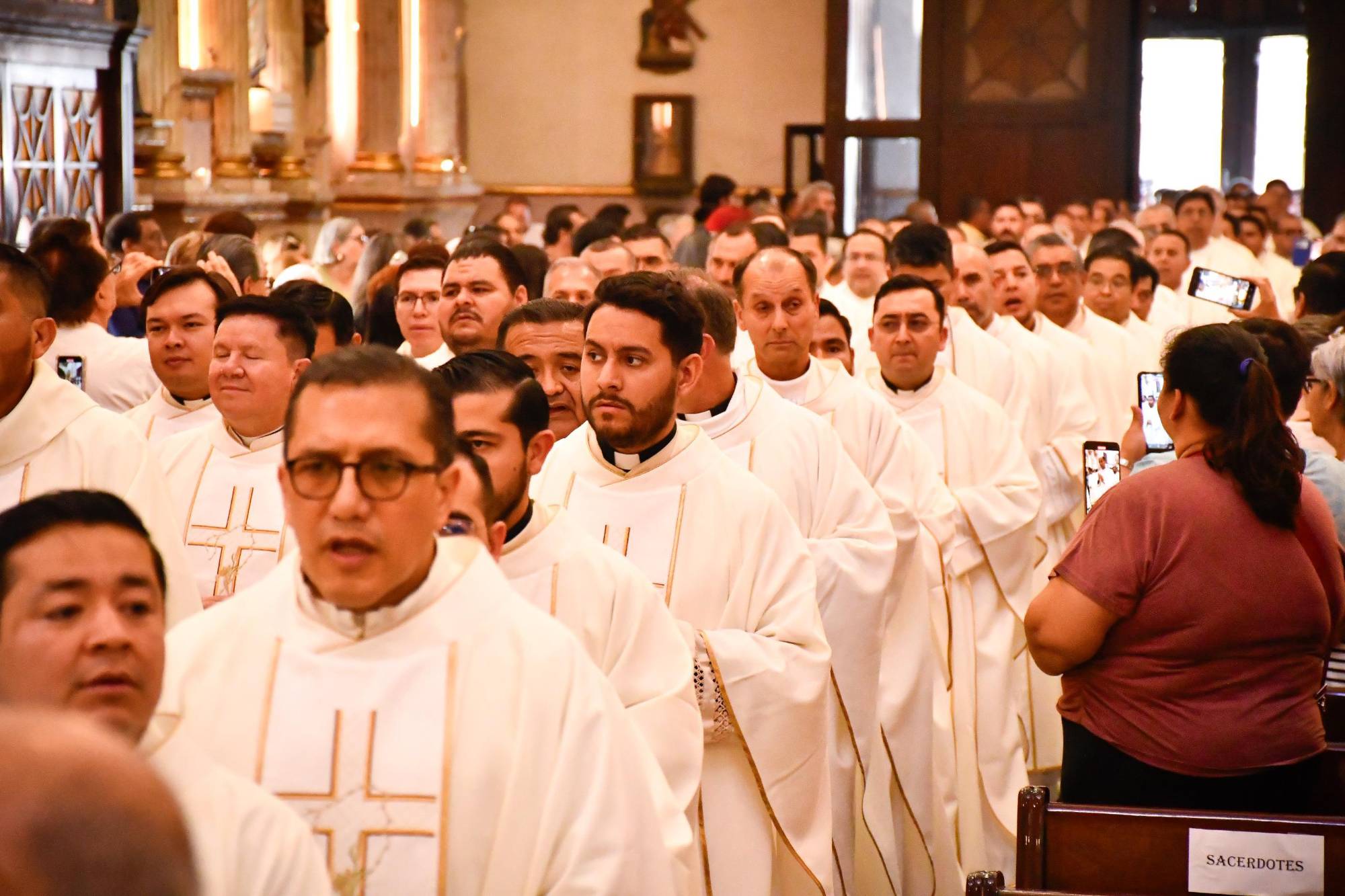 $!Obispo de Culiacán recibe renovación de promesas sacerdotales y bendice los santos óleos en la misa crismal