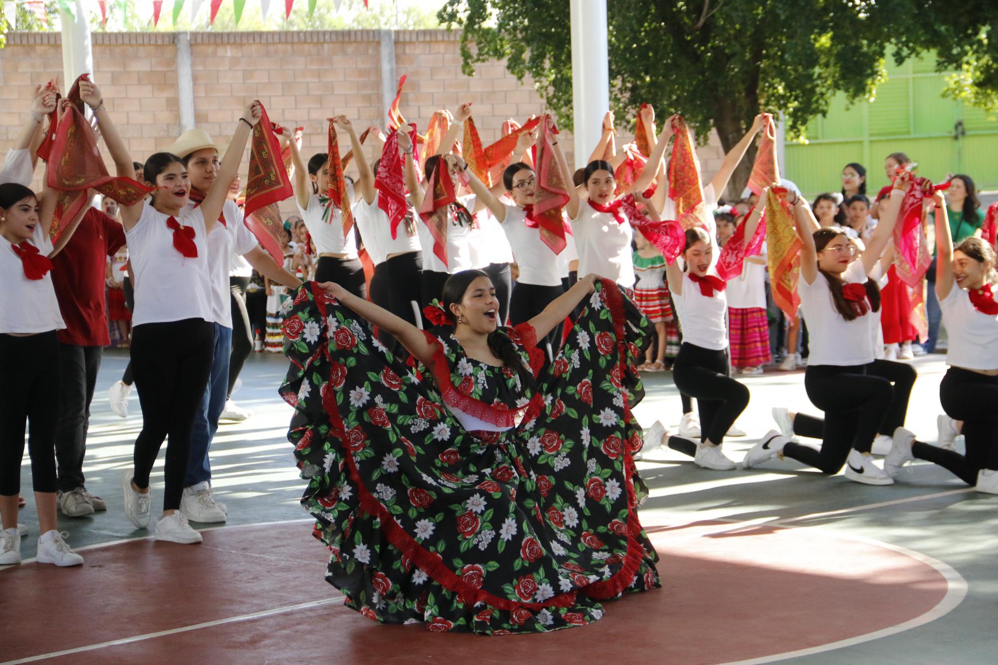 $!Alumnas de jazz comparten una coreografía que representa el orgullo mexicano.