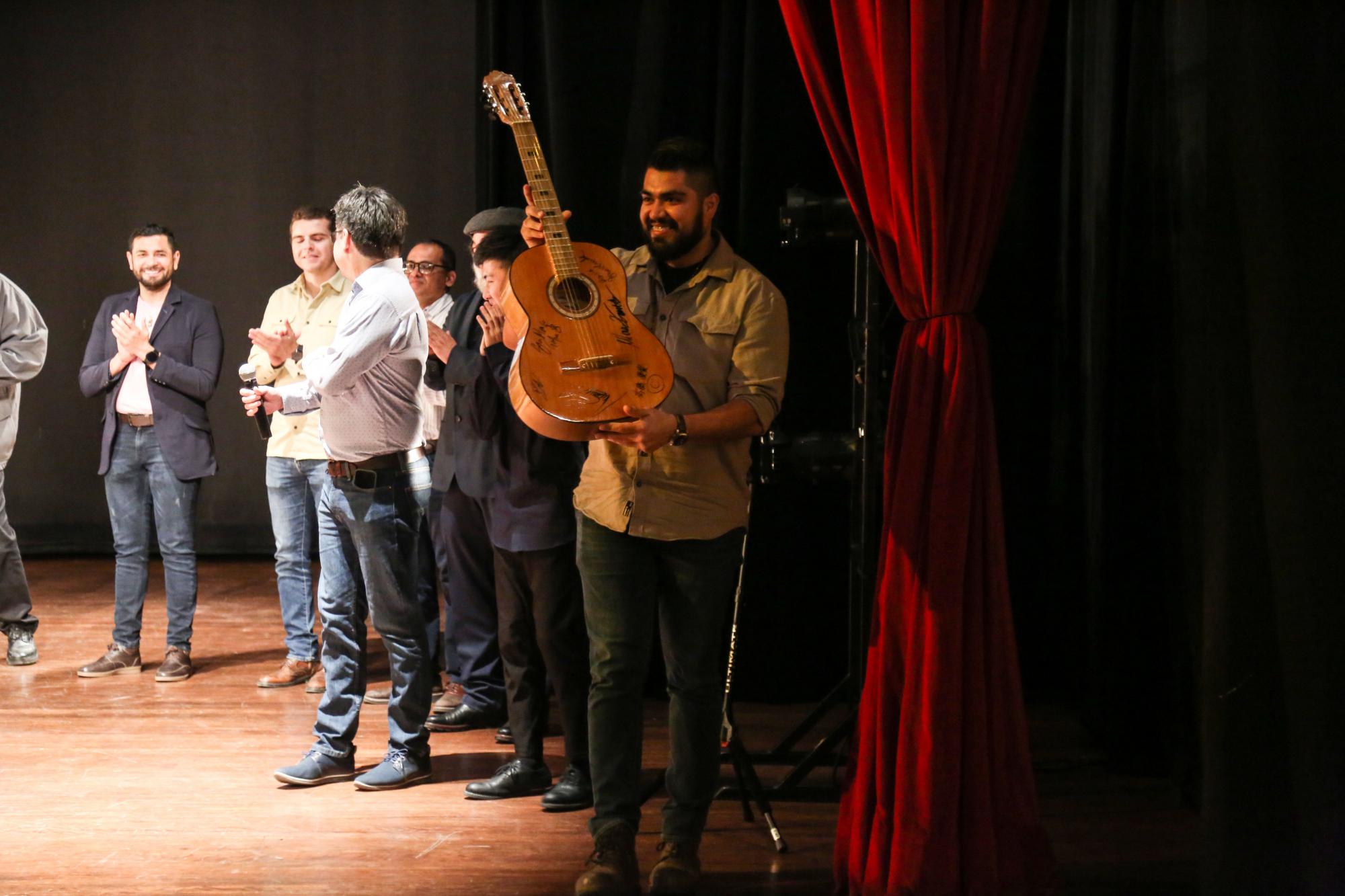 $!Se rifó una guitarra con las firmas de los intérpretes que participaron en el Festival.