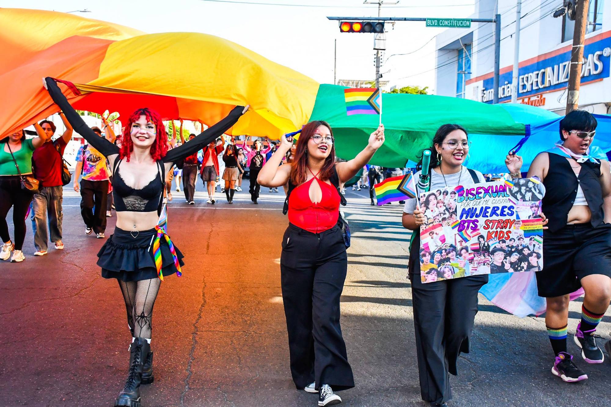 $!Lanzan llamado a la paz y a la inclusión en Marcha de la Diversidad Sexual en Culiacán