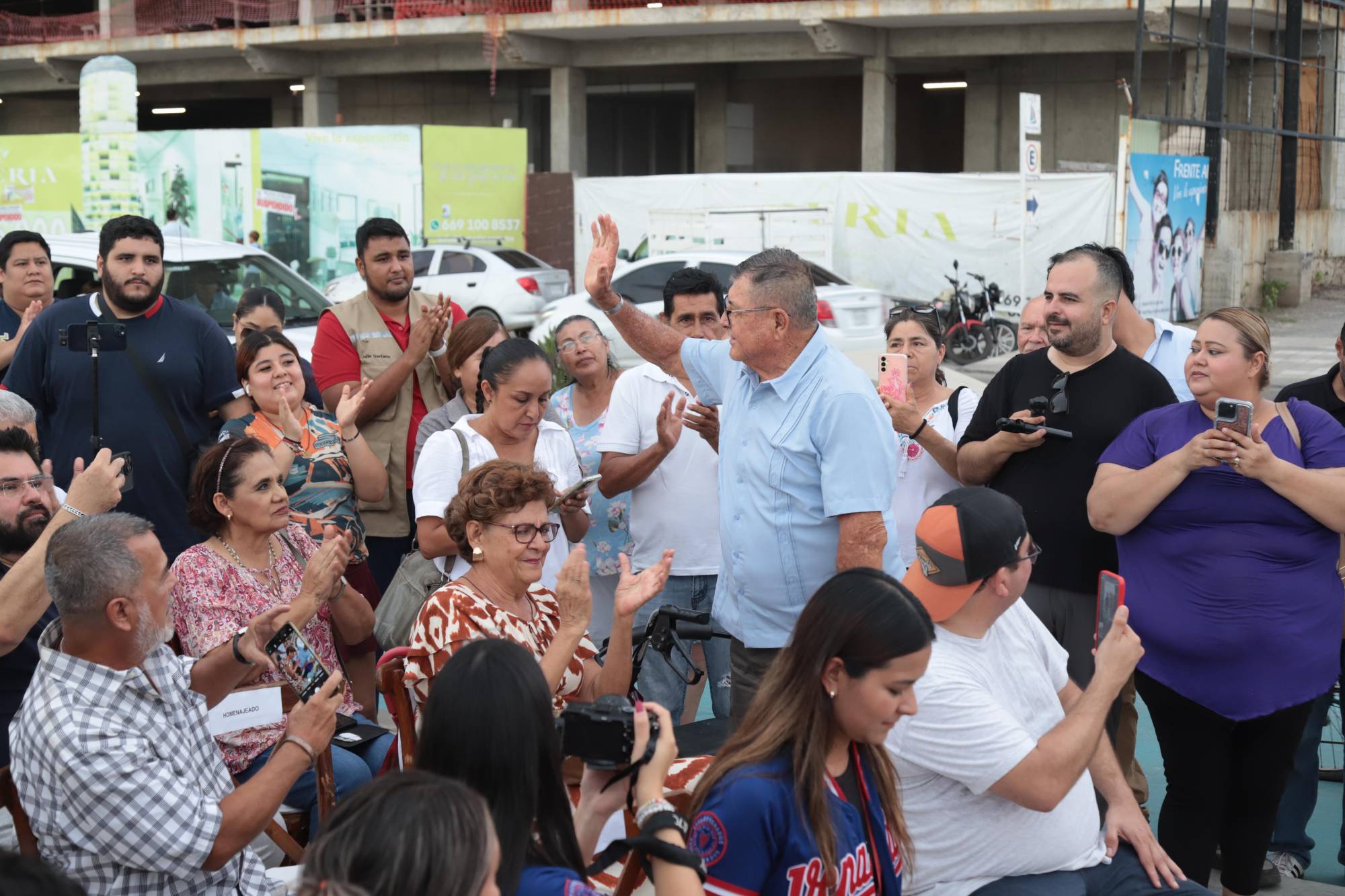 $!La leyenda de los Rojos, Carlos “Chaflán” López, quien en este 2025 cumplió 76 años de edad, recibió un caluroso aplauso de los presentes.