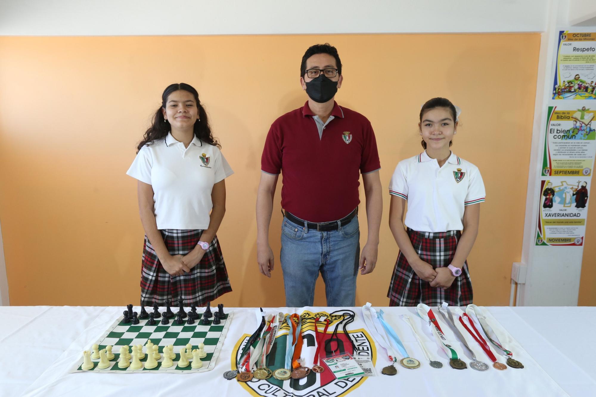 $!Las hermanas junto a su entrenador Luis Leyva Trujillo.