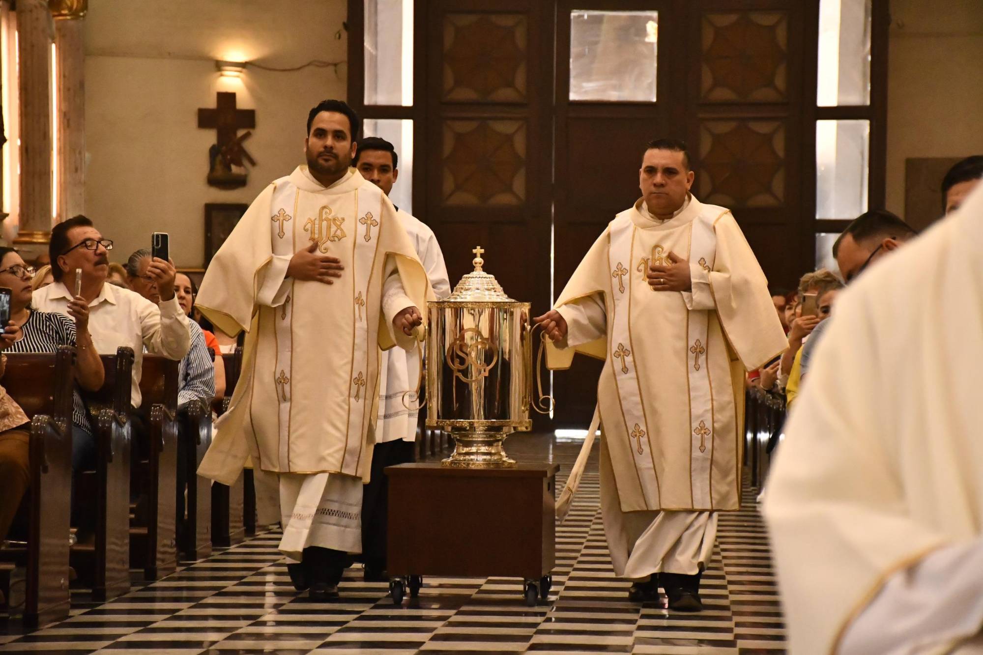 $!Obispo de Culiacán recibe renovación de promesas sacerdotales y bendice los santos óleos en la misa crismal