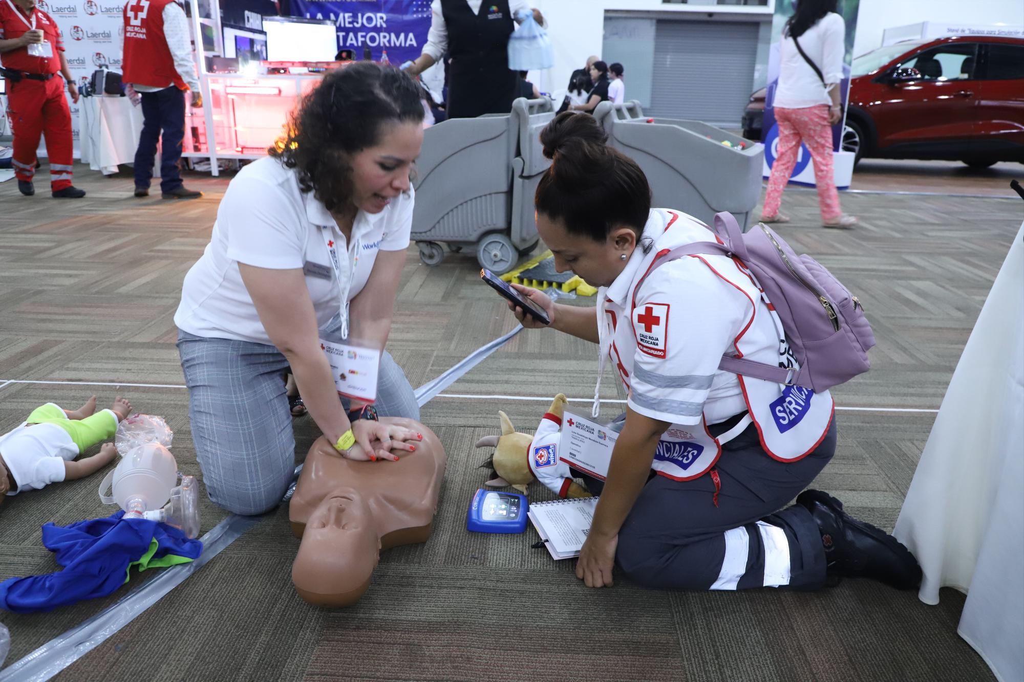 $!Brenda Domínguez y Lina Mendoza en plena práctica de RCP.