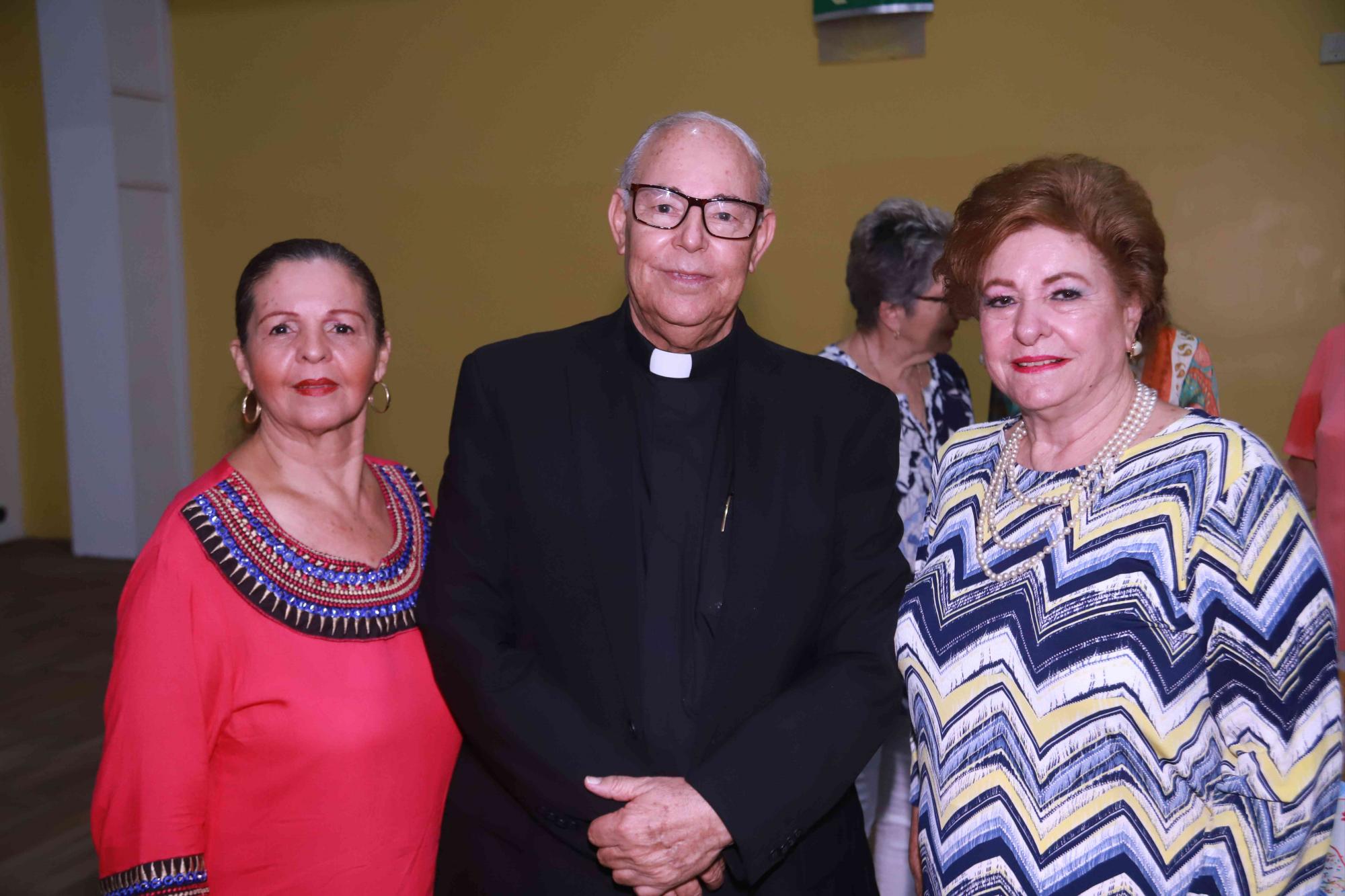 $!Silvia y Bertha García con el Padre Horacio.