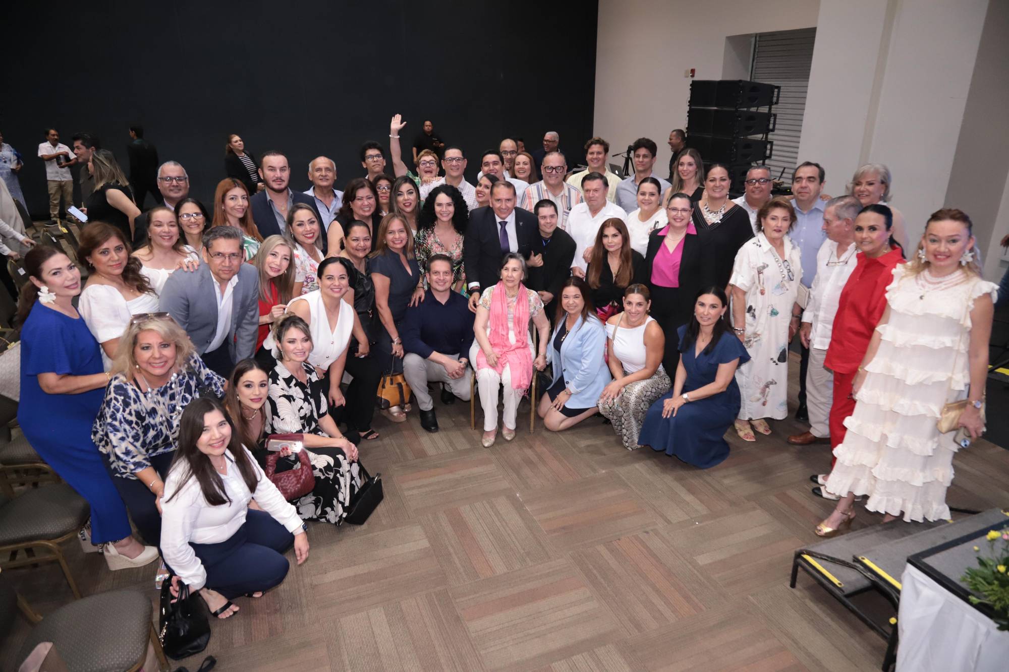 $!Familiares y amigos acompañaron a Óscar García en la última ceremonia de graduación que presidirá en el Tecmilenio Campus Mazatlán tras su retiro.