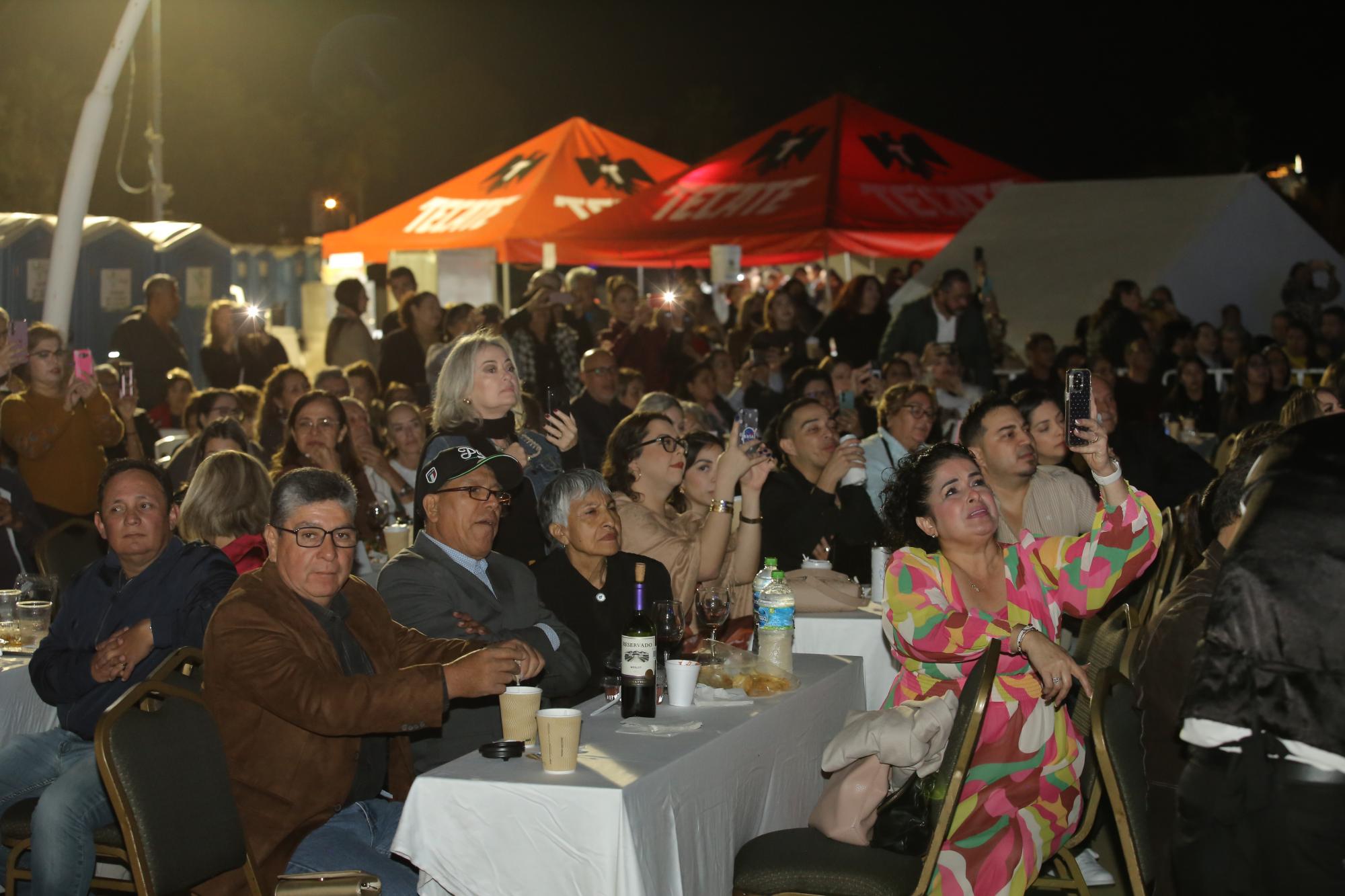 $!De la música romántica de José María Napoleón gozaron los ahí presentes.