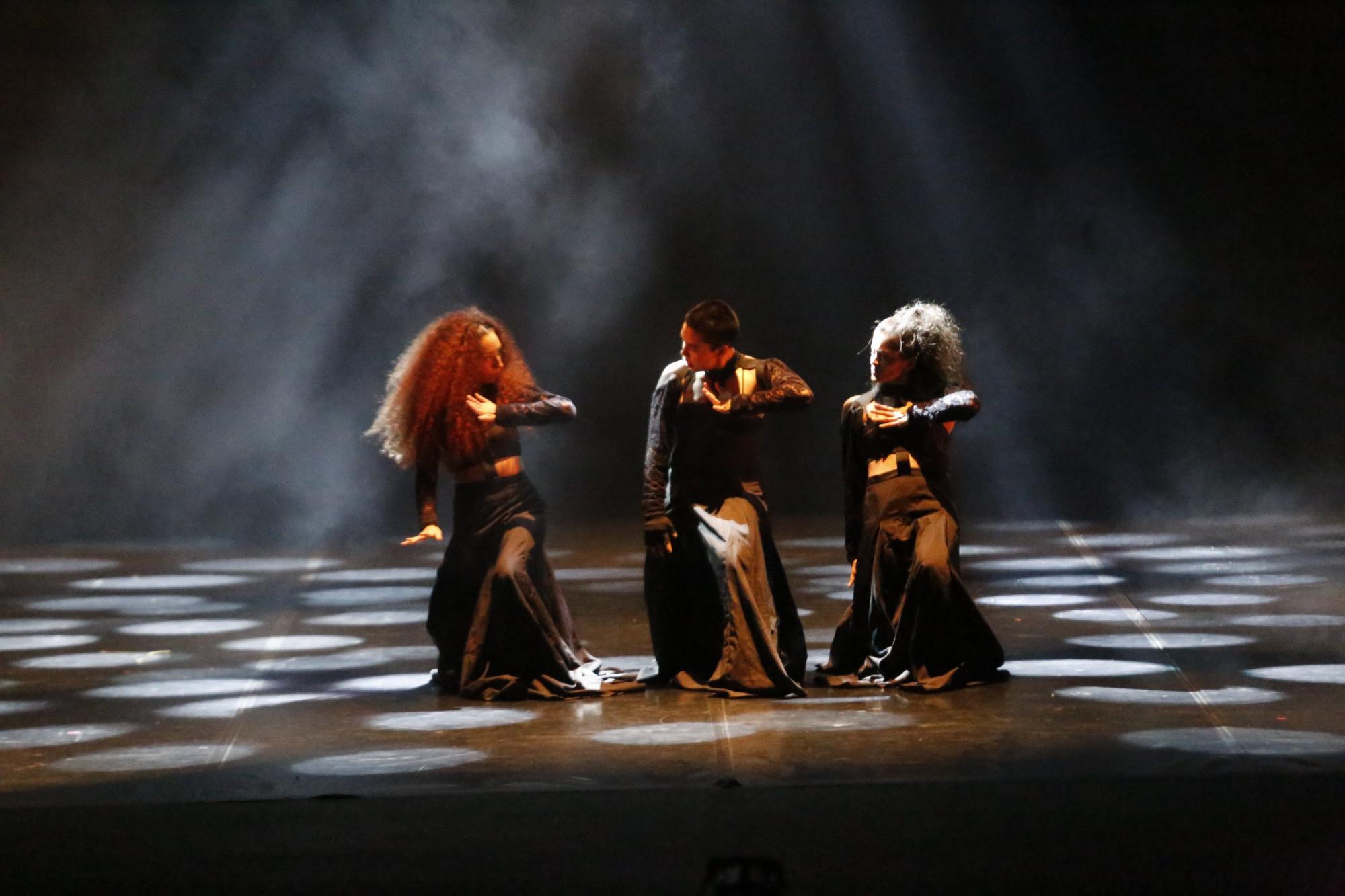 $!Dafne Rojas, Sara Hurtado e Itzel González en el tercer acto interpretaron ‘Simbiosis’.