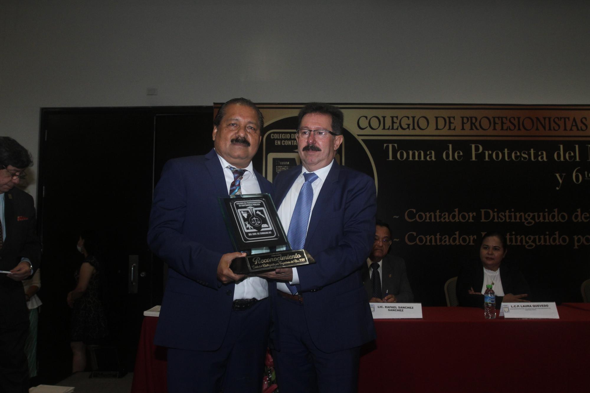 $!Ariel Antonio Castillo recibe su placa como Contador Distinguido por su Trayectoria 2021, de manos de José Luis Aceves Orozco.