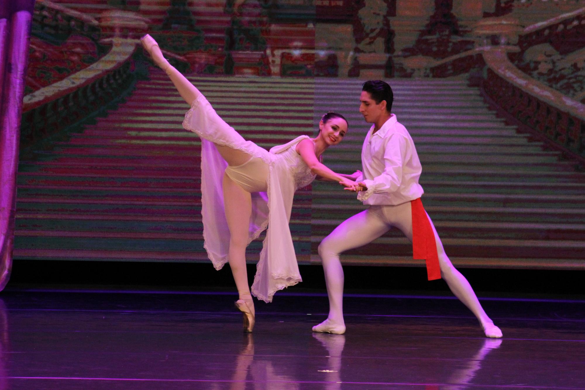 $!Integrantes de la Compañía Ballet de Mazatlán dirigida por el maestro Guillermo Carrillo, deleitaron a los presentes con su espectáculo.