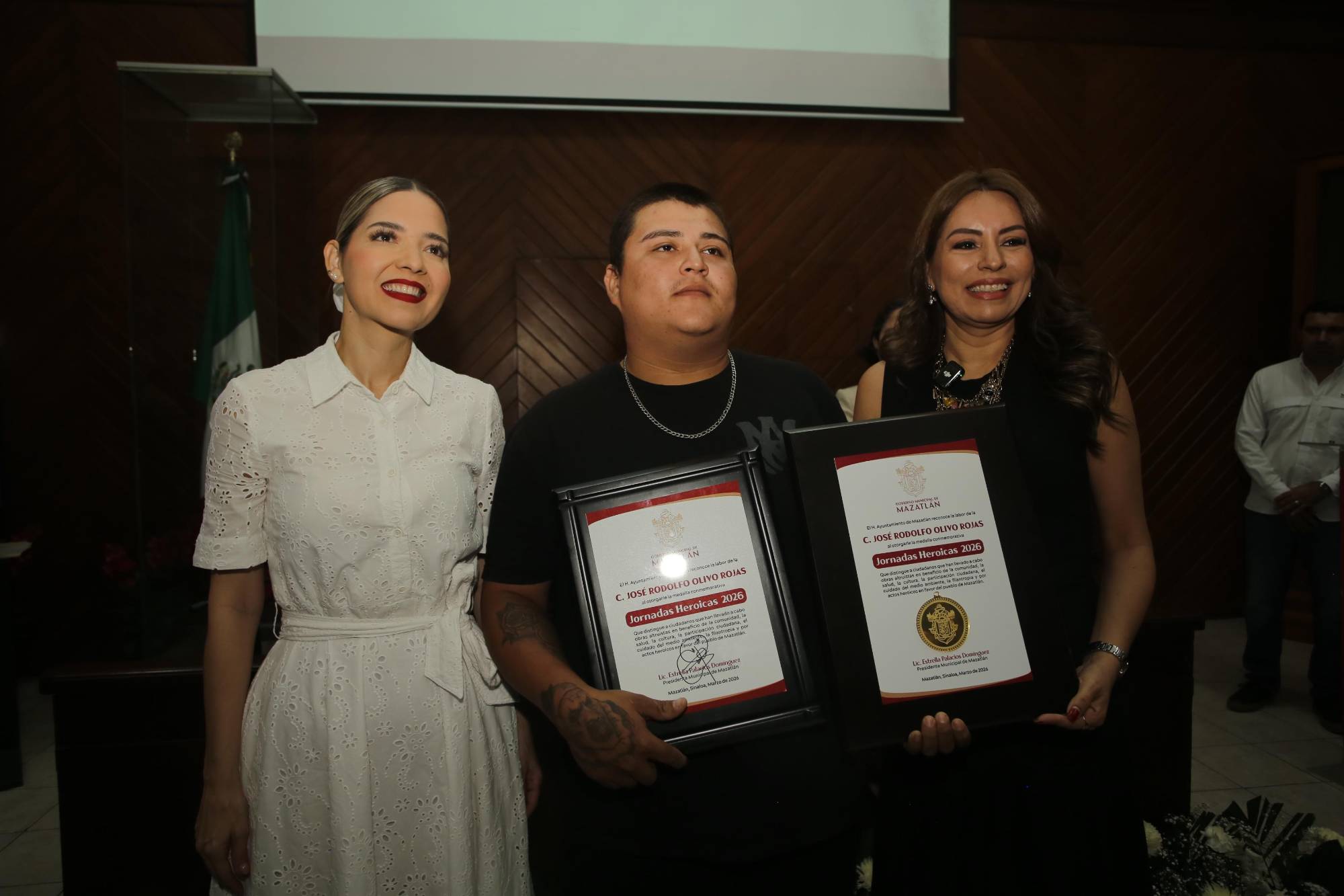 $!José Rodolfo Olivo Rojas entre la Alcaldesa Estrella Palacios y Wendy Barajas.