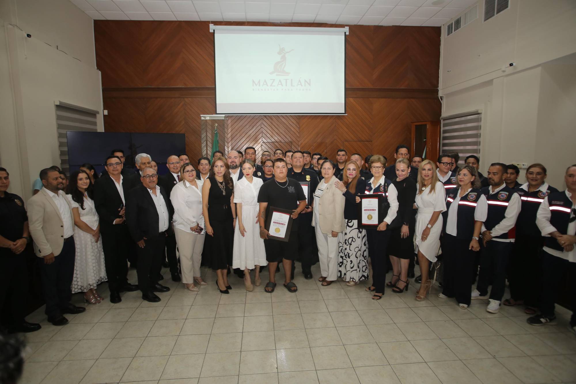 $!Autoridades municipales felicitaron a los galardonados por su valor y compromiso social. Al final se tomaron la fotografía oficial.