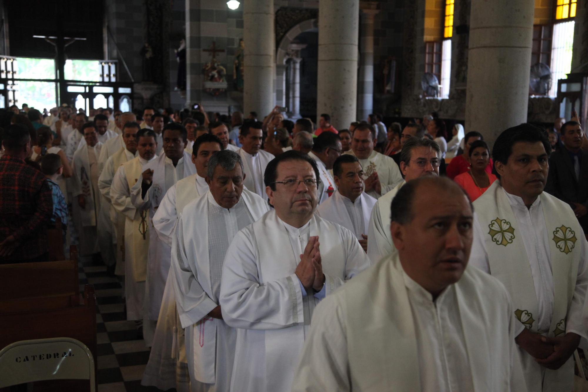 $!Piden unirse en oración por la salud del sacerdote Ezequiel, de Mazatlán