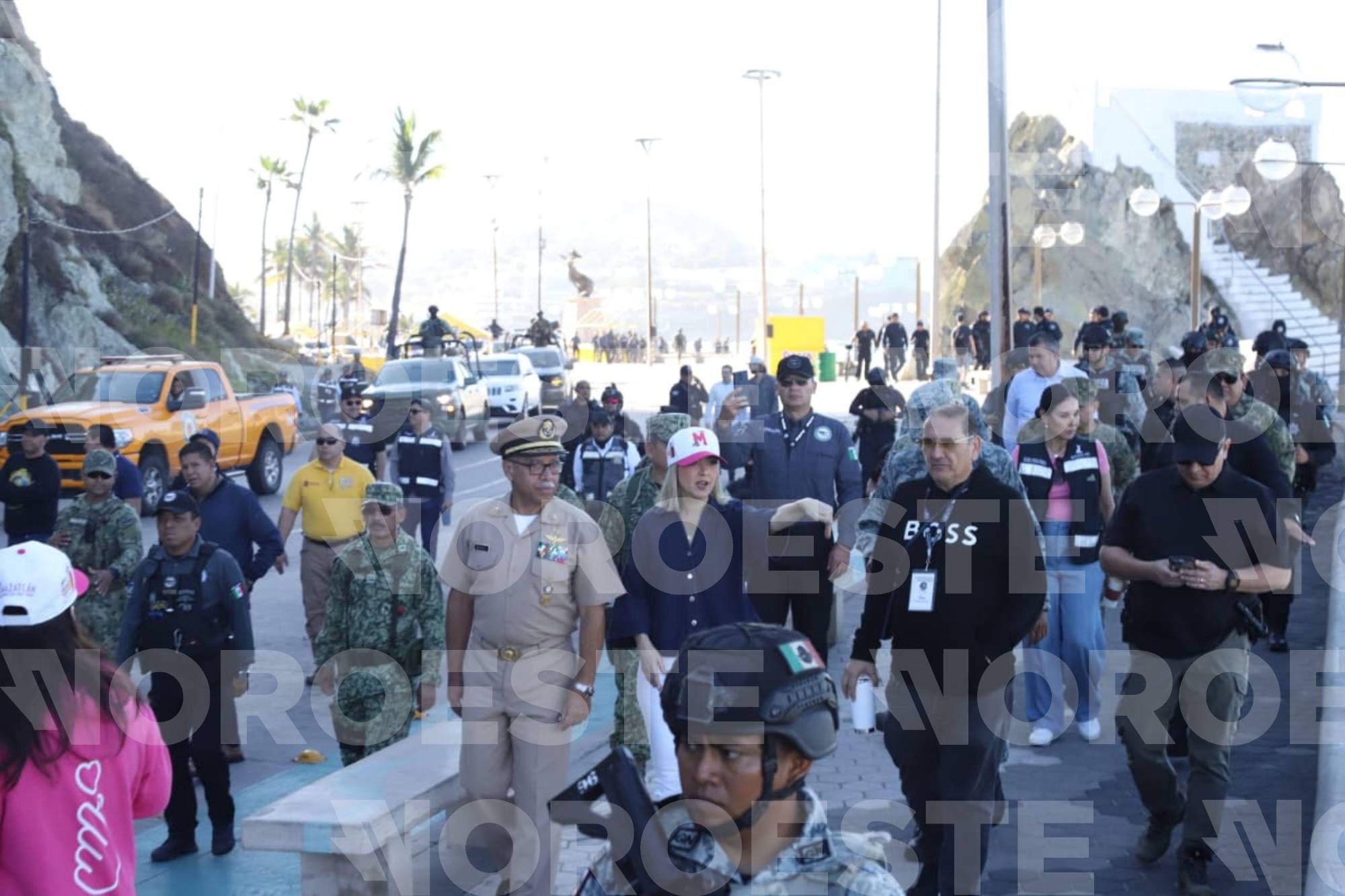 $!Realizan elementos de seguridad primer operativo de barridos del Carnaval de Mazatlán 2026