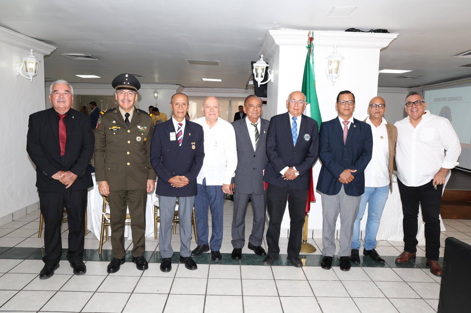 $!El nuevo presidente del club, José Martiniano Castañeda Hernández entre integrantes de la agrupación e invitados especiales.