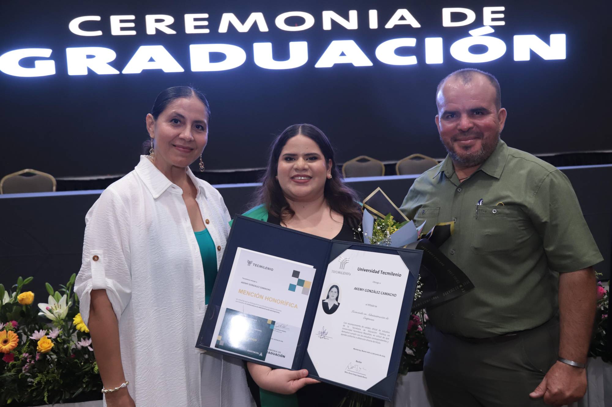 $!Carina Camacho, Akemy y Ernesto González.