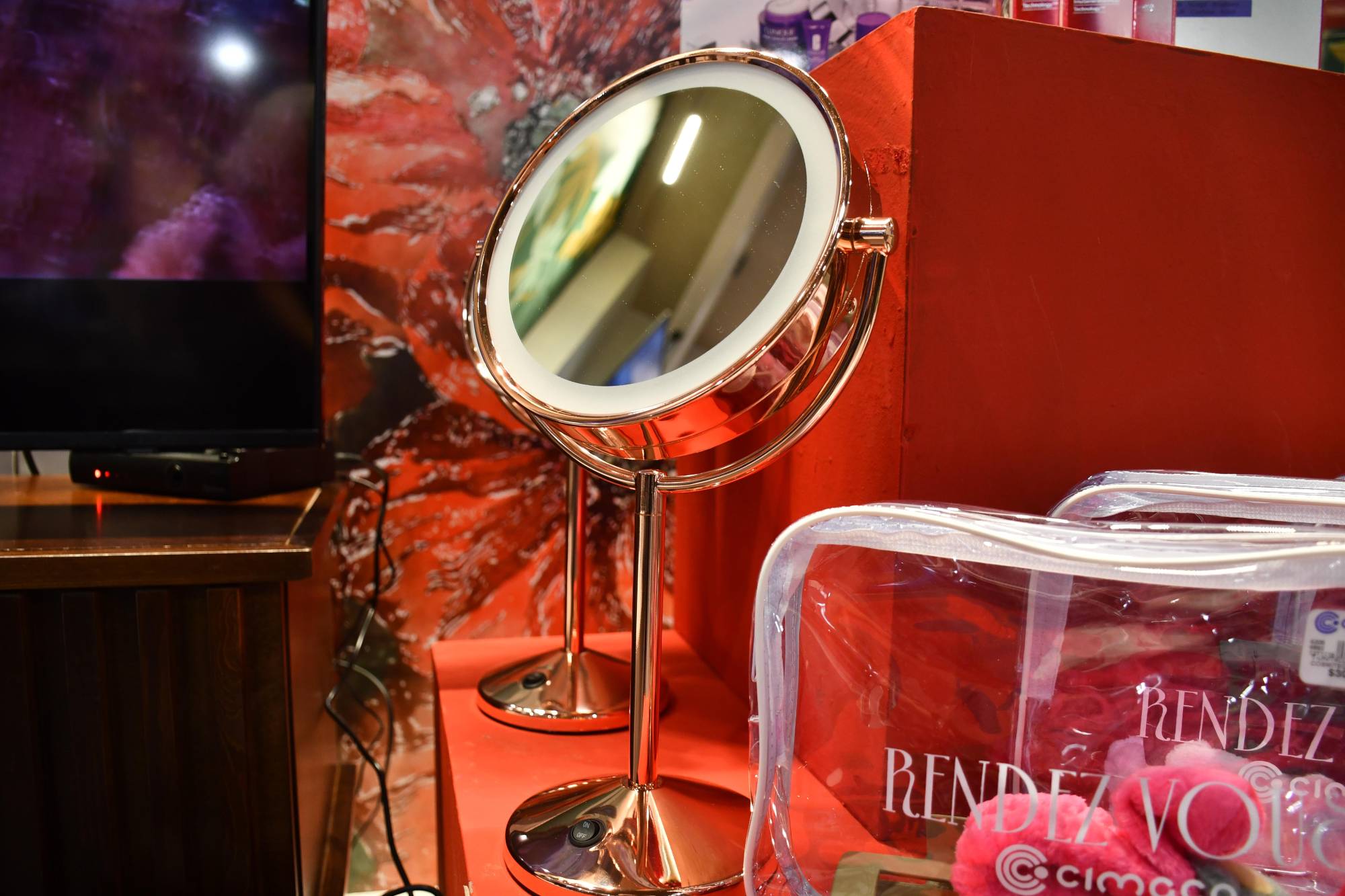 $!Por cada 6 mil 500 pesos de compra recibirá de obsequio un espejo con luz para maquillaje.