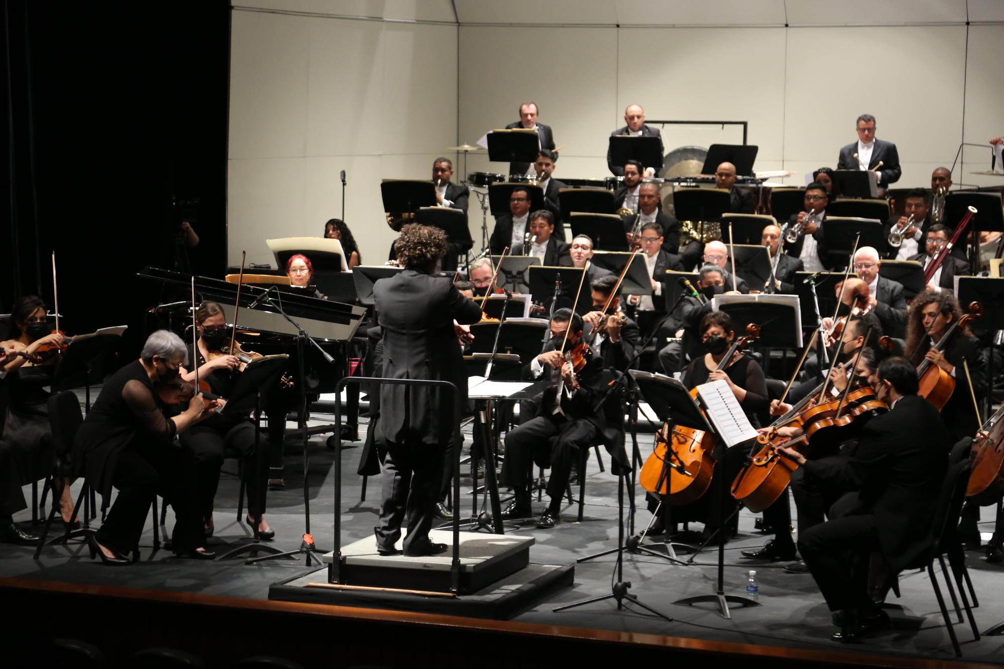 $!Música que habla del mar, la lluvia y el verano comparte la OSSLA en su última gala