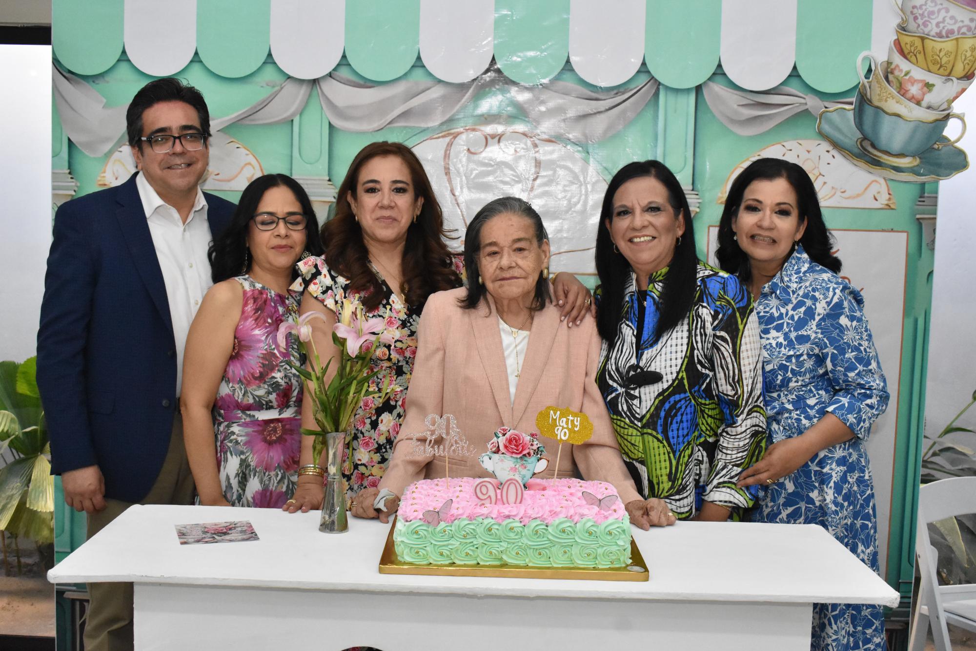 $!Los hijos de Matilde la acompañan, Jesús Manuel, Matilde, María del Rosario, Graciela y Aída Beatriz.