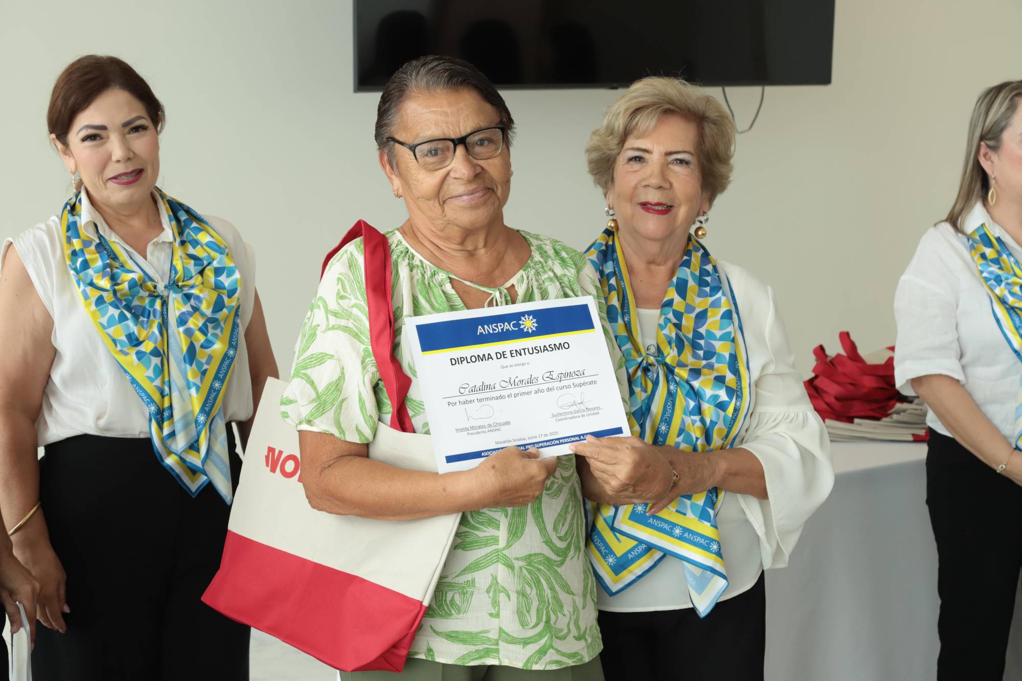 $!Catalina Morales recibe su reconocimiento de manos de Lucy Calleros de Soto.
