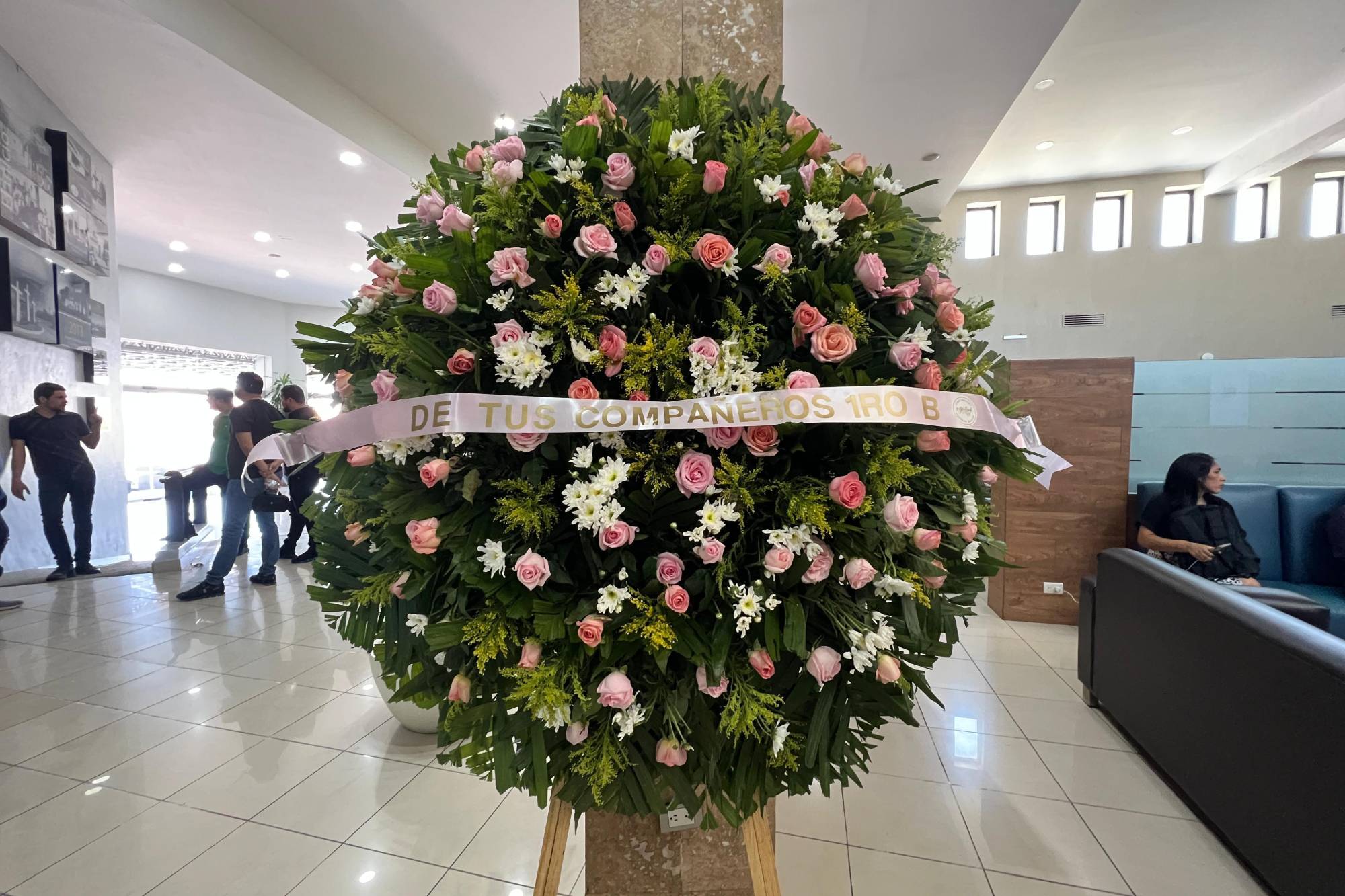 $!Entre flores y sus peluches favoritos, familiares despiden a niñas asesinadas en Badiraguato
