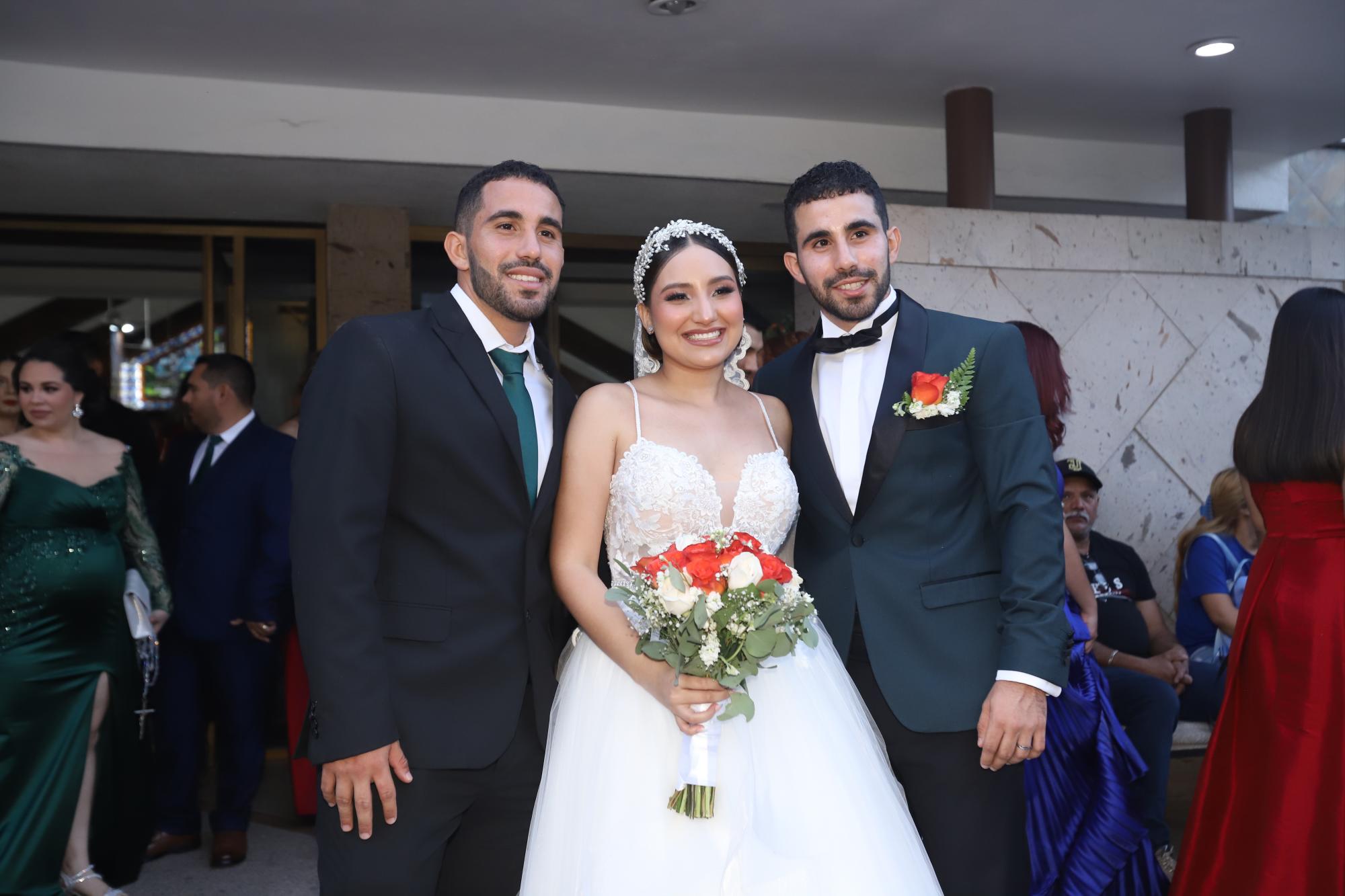 $!Los ahora esposos con el gemelo del novio, José Alfredo Vizcarra Valdés.