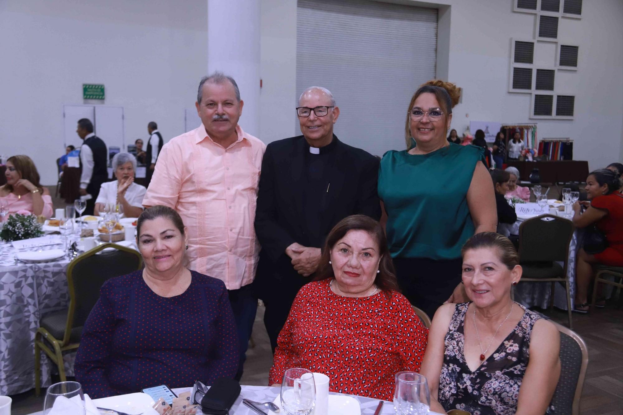 $!Alejandro Higuera, el Padre Horacio Hernández, Selene Guevara, Guadalupe Loaiza, María del Carmen Grave y María de Lourdes Segura.