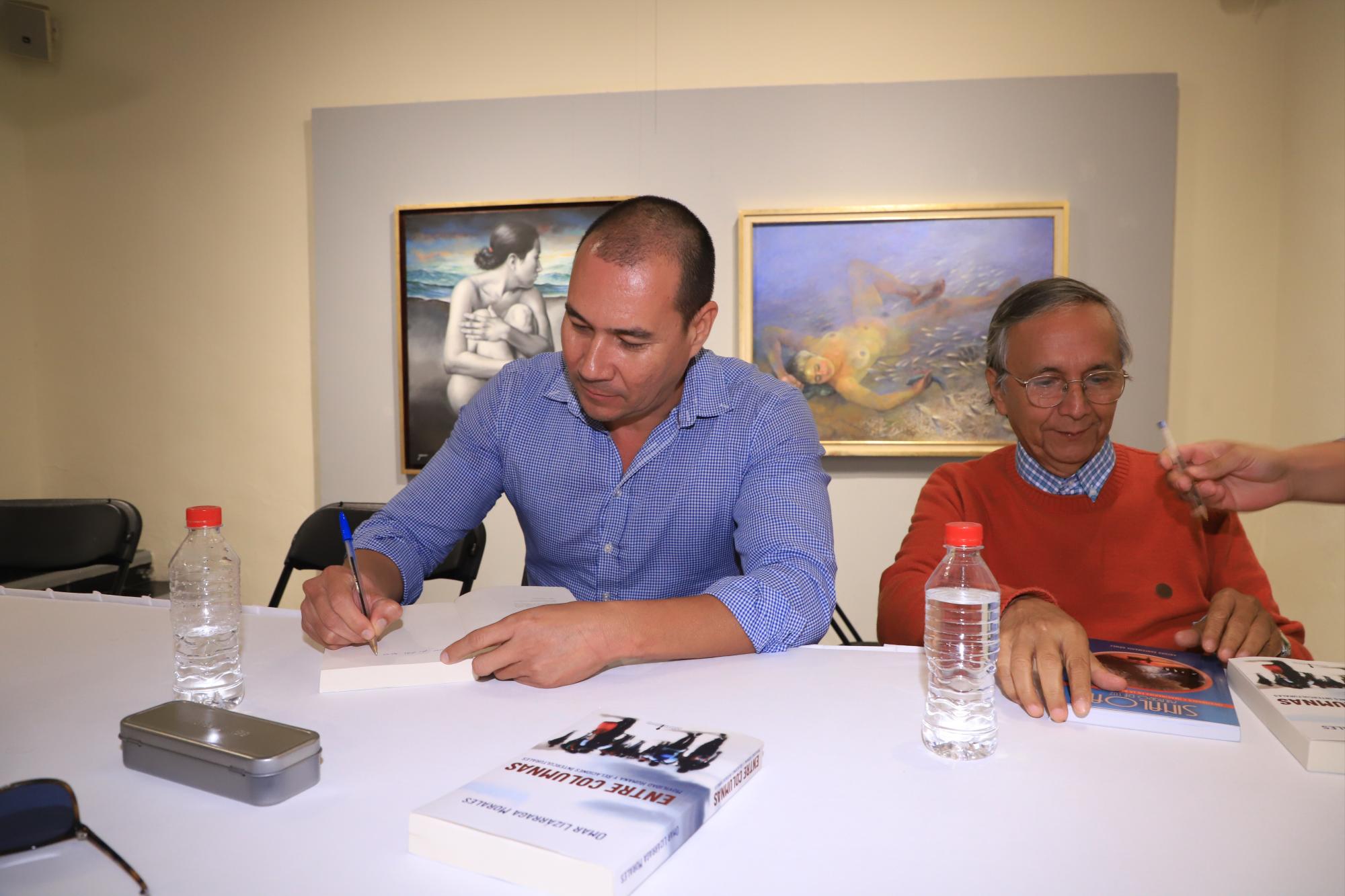 $!El autor realizó firmas de algunos libros.