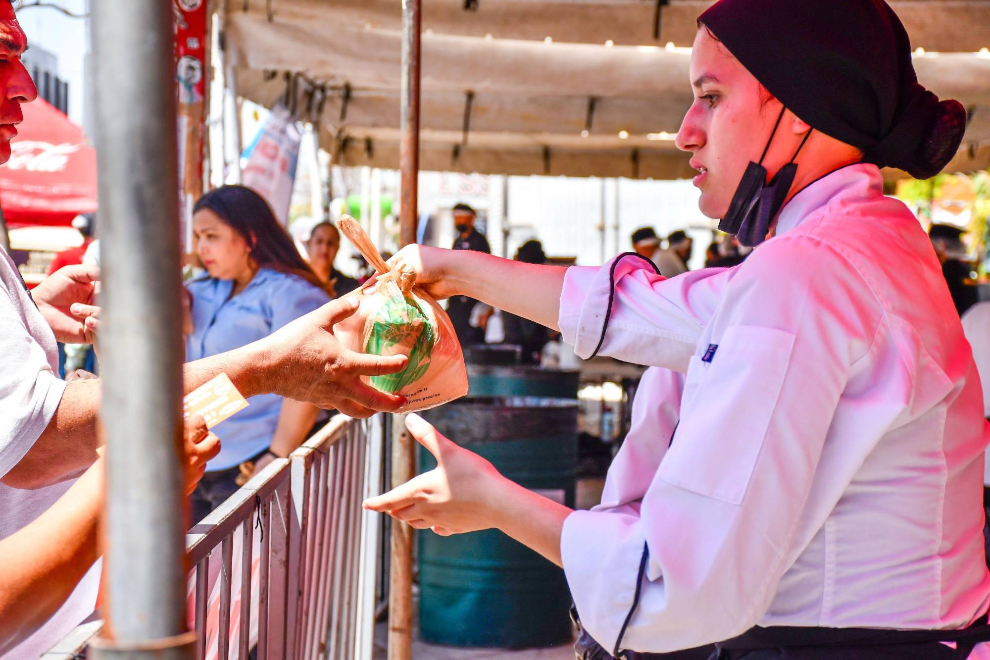 $!Preparan 3 toneladas de ceviche en ‘El Propinón’ en apoyo a trabajadores afectados por la violencia en Culiacán